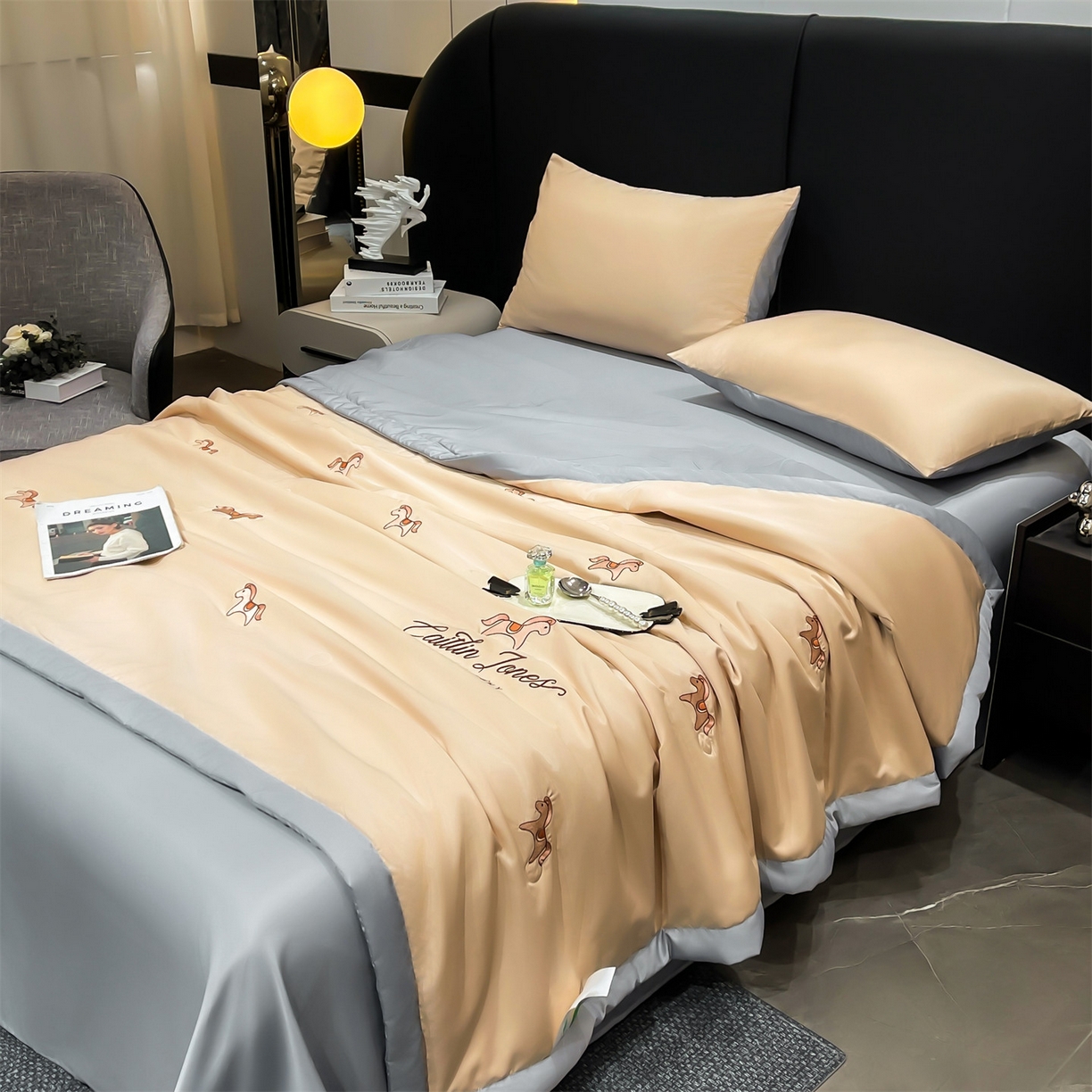 91家纺网 家纺一手货源 找家纺 梵蒂莎 2026新款满绣系列-水洗真丝空调被水洗冰丝夏被四件套夏凉被（需要买家秀，加微信） 小马-香槟灰