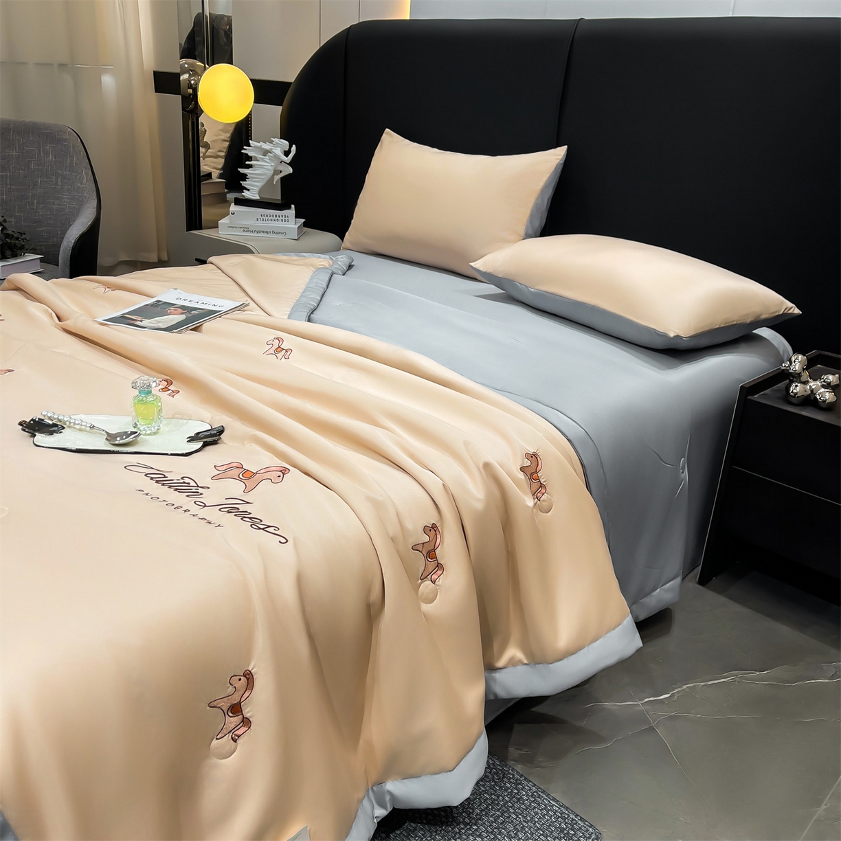 91家纺网 家纺一手货源 找家纺 梵蒂莎 2026新款满绣系列-水洗真丝空调被水洗冰丝夏被四件套夏凉被（需要买家秀，加微信） 小马-香槟灰