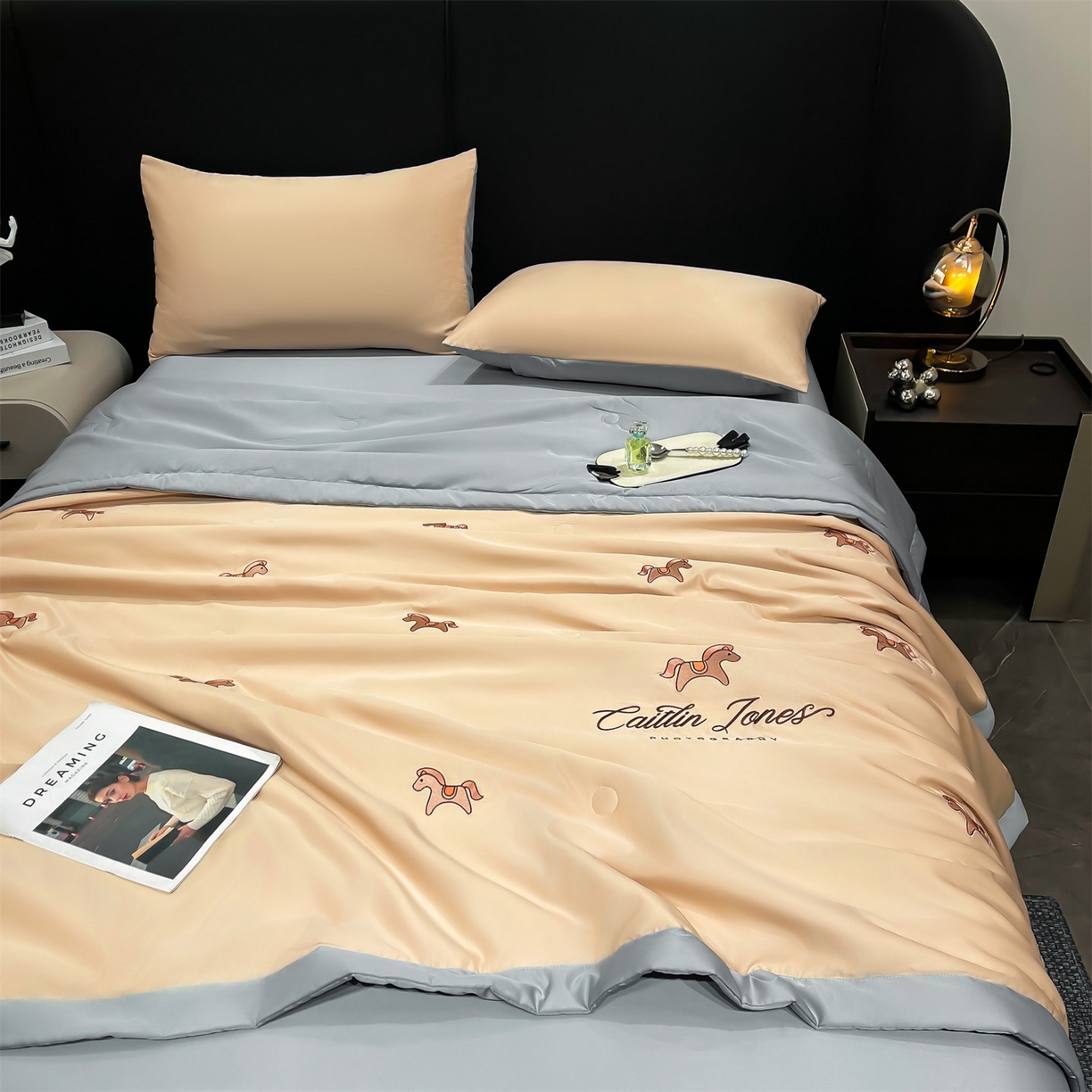 91家纺网 家纺一手货源 找家纺 梵蒂莎 2026新款满绣系列-水洗真丝空调被水洗冰丝夏被四件套夏凉被（需要买家秀，加微信） 小马-香槟灰