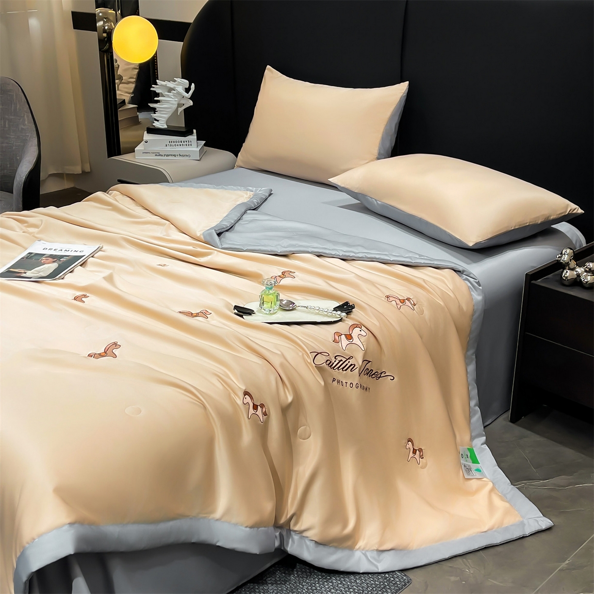 91家纺网 家纺一手货源 找家纺 梵蒂莎 2026新款满绣系列-水洗真丝空调被水洗冰丝夏被四件套夏凉被（需要买家秀，加微信） 小马-香槟灰