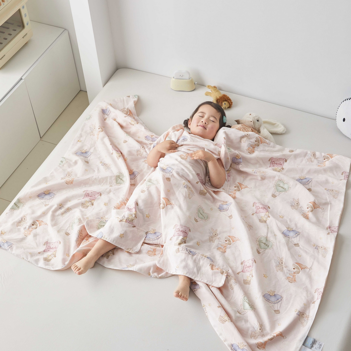 91家纺网 家纺一手货源 找家纺 荷马之梦 2026新款全棉纯棉纱布印花小版盖毯山茶蚕丝儿童拥抱防踢夏被-拥抱森林 甜屿绮梦