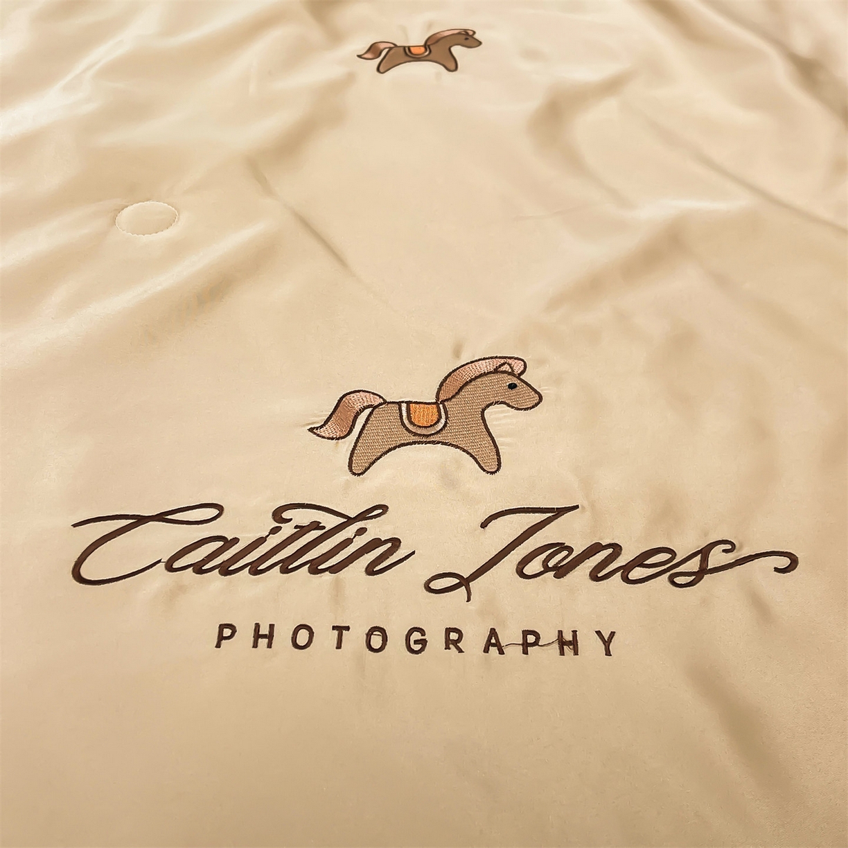 91家纺网 家纺一手货源 找家纺 梵蒂莎 2026新款满绣系列-水洗真丝空调被水洗冰丝夏被四件套夏凉被（需要买家秀，加微信） 小马-香槟灰