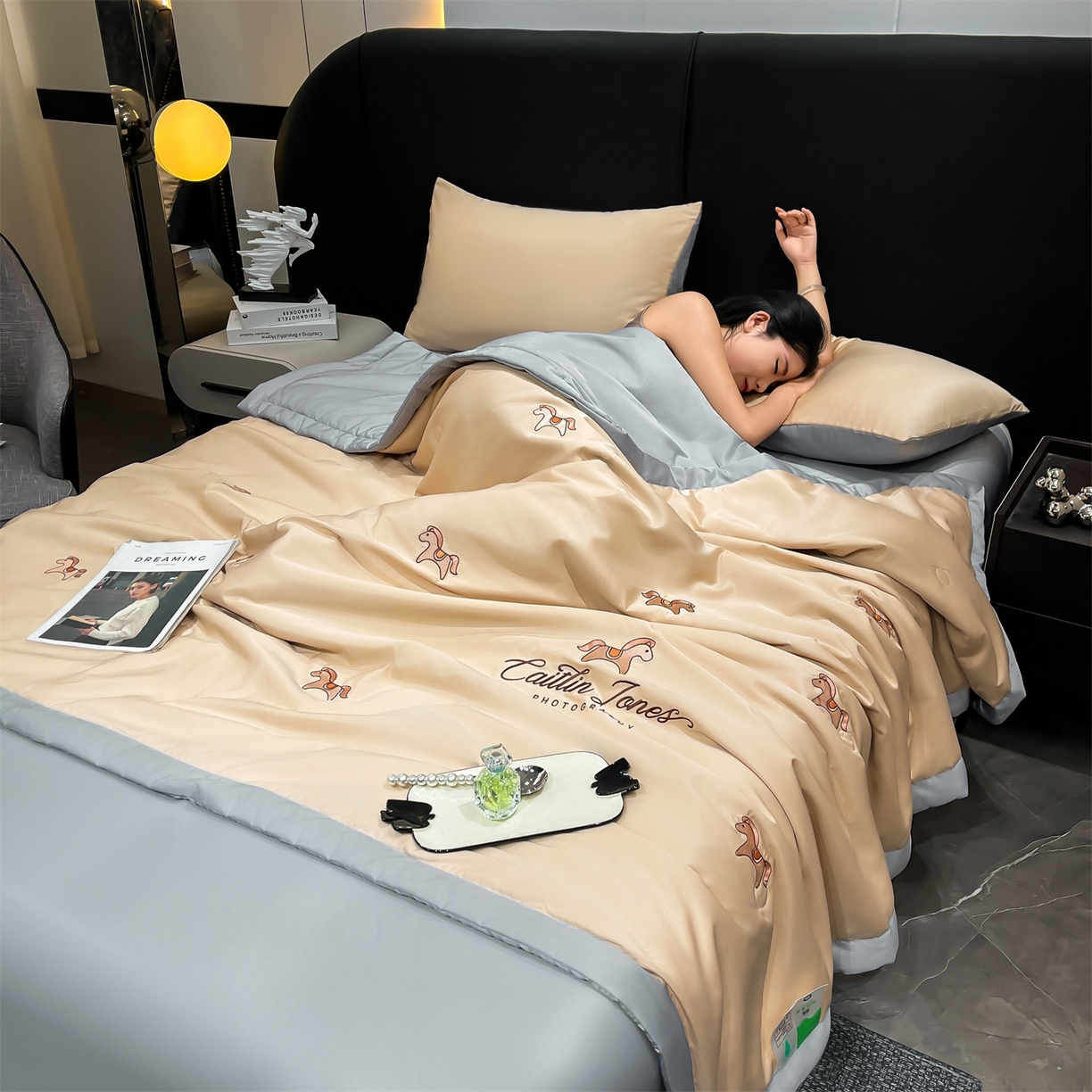 91家纺网 家纺一手货源 找家纺 梵蒂莎 2026新款满绣系列-水洗真丝空调被水洗冰丝夏被四件套夏凉被（需要买家秀，加微信） 小马-香槟灰