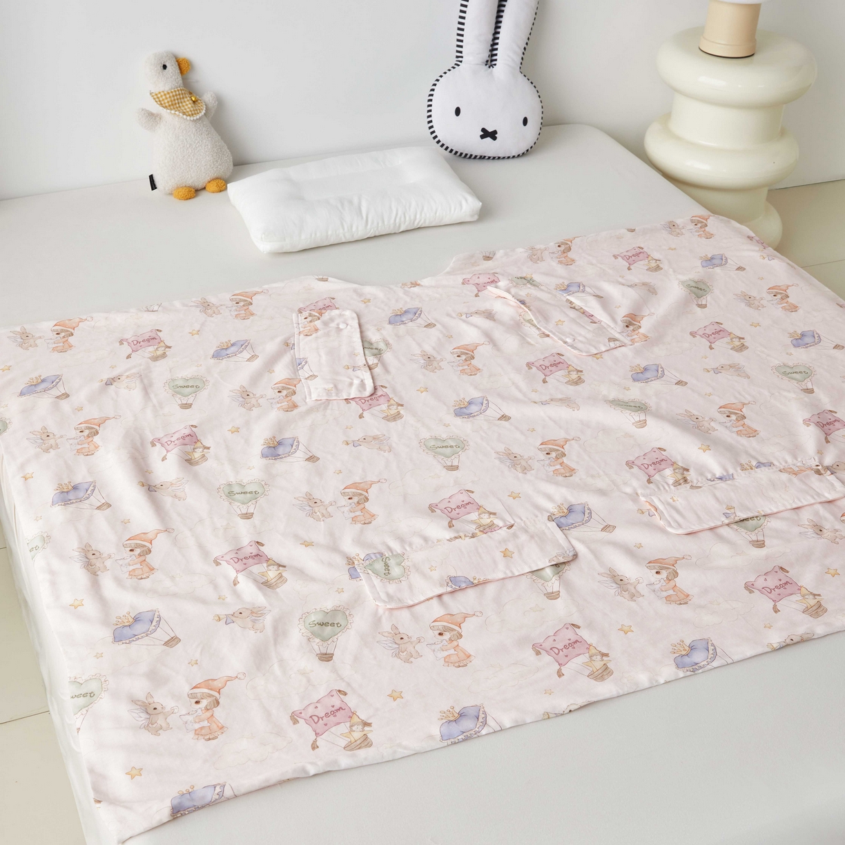 91家纺网 家纺一手货源 找家纺 荷马之梦 2026新款全棉纯棉纱布印花小版盖毯山茶蚕丝儿童拥抱防踢夏被-拥抱森林 甜屿绮梦