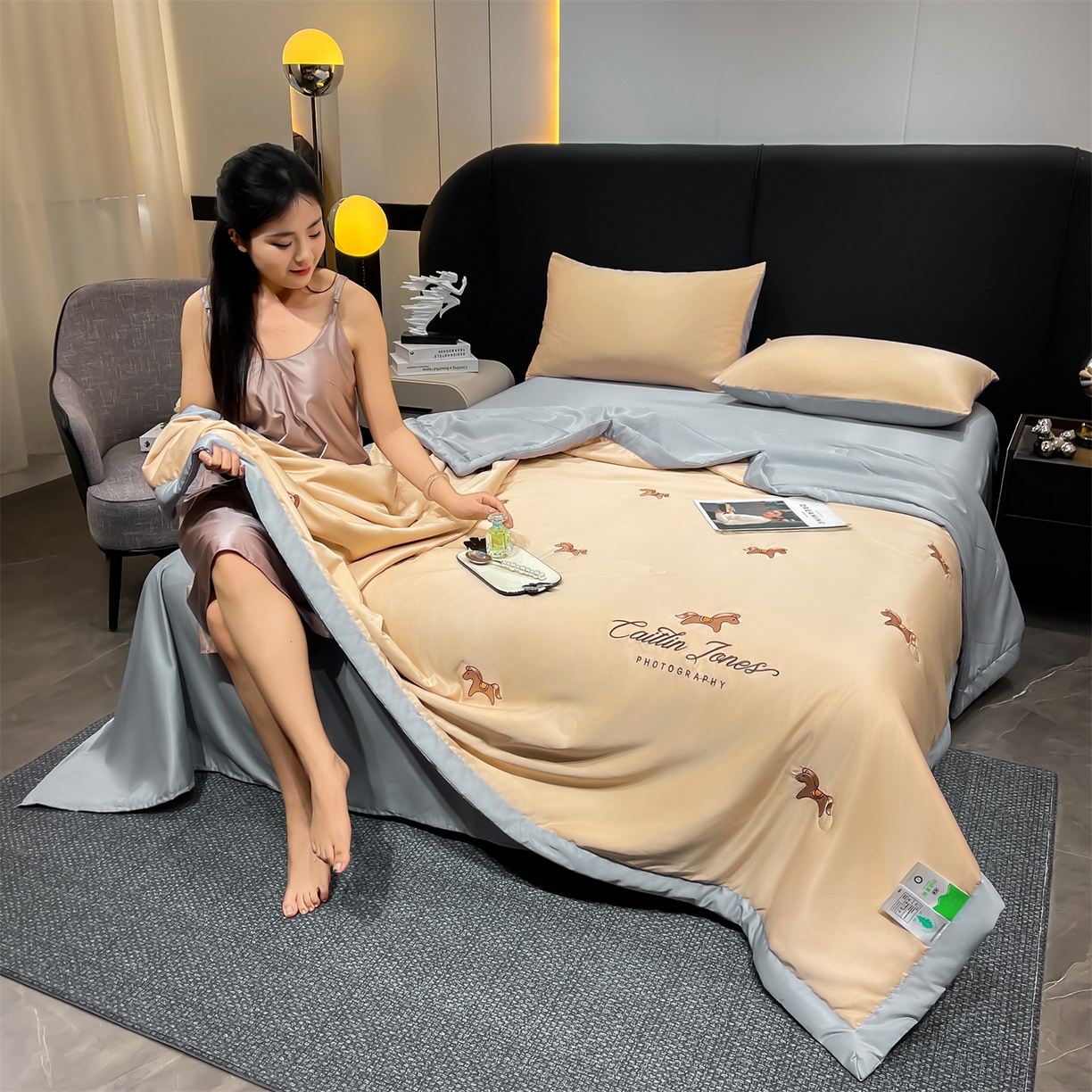 91家纺网 家纺一手货源 找家纺 梵蒂莎 2026新款满绣系列-水洗真丝空调被水洗冰丝夏被四件套夏凉被（需要买家秀，加微信） 小马-香槟灰