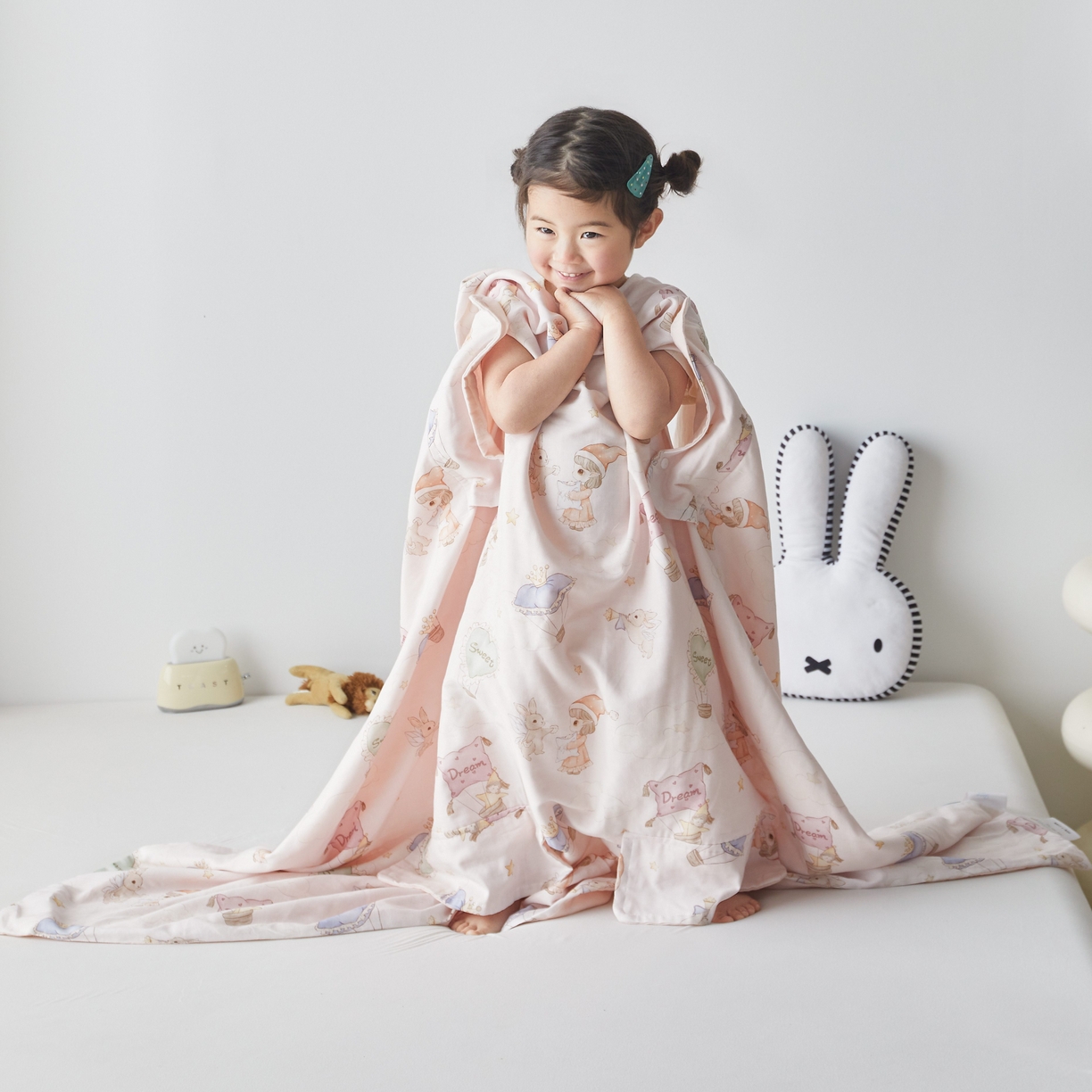 91家纺网 家纺一手货源 找家纺 荷马之梦 2026新款全棉纯棉纱布印花小版盖毯山茶蚕丝儿童拥抱防踢夏被-拥抱森林 甜屿绮梦