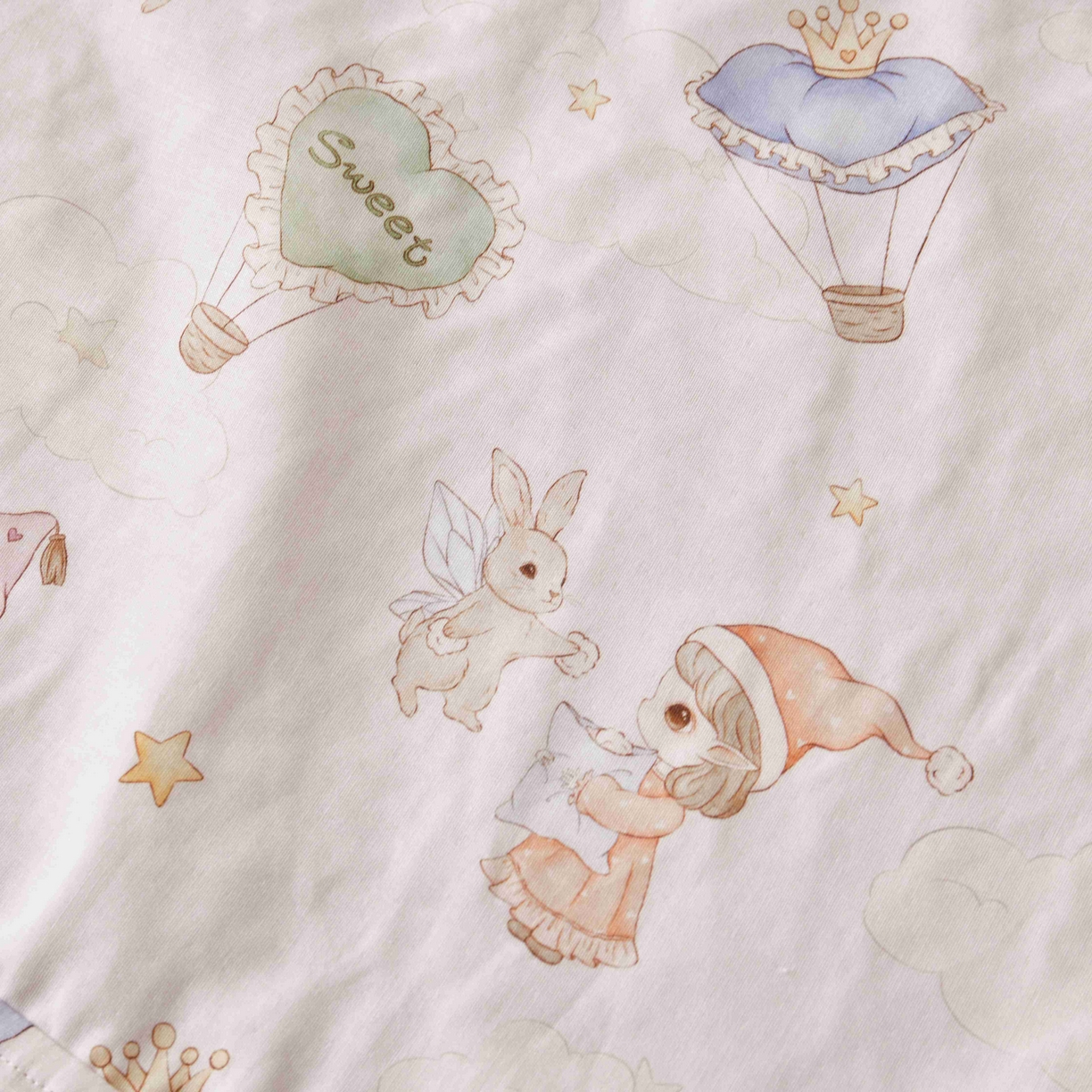 91家纺网 家纺一手货源 找家纺 荷马之梦 2026新款全棉纯棉纱布印花小版盖毯山茶蚕丝儿童拥抱防踢夏被-拥抱森林 甜屿绮梦