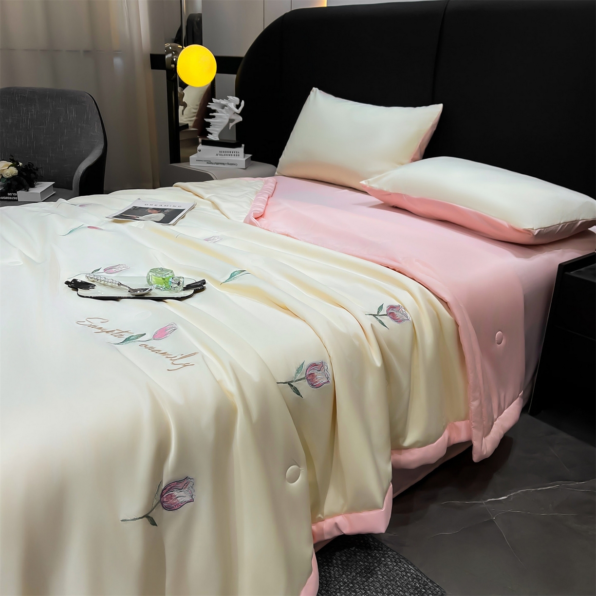 91家纺网 家纺一手货源 找家纺 梵蒂莎 2026新款满绣系列-水洗真丝空调被水洗冰丝夏被四件套夏凉被（需要买家秀，加微信） 郁金香-白粉