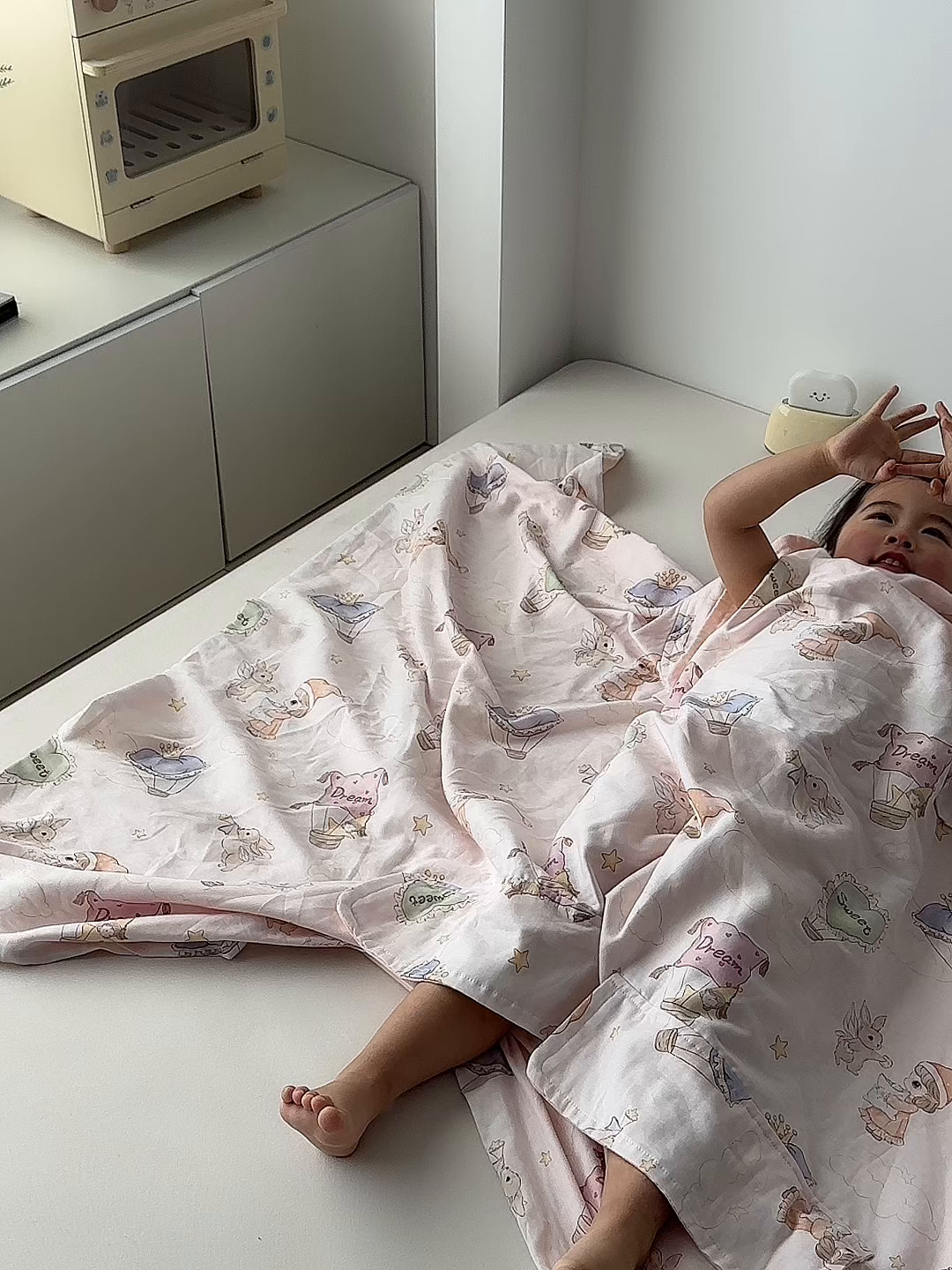 91家纺网 家纺一手货源 找家纺 荷马之梦 2026新款全棉纯棉纱布印花小版盖毯山茶蚕丝儿童拥抱防踢夏被-拥抱森林 甜屿绮梦