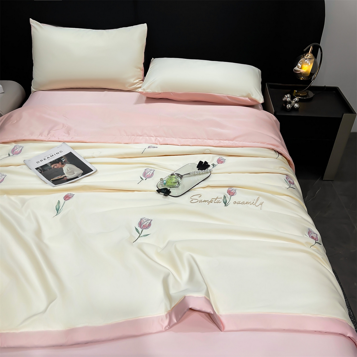 91家纺网 家纺一手货源 找家纺 梵蒂莎 2026新款满绣系列-水洗真丝空调被水洗冰丝夏被四件套夏凉被（需要买家秀，加微信） 郁金香-白粉