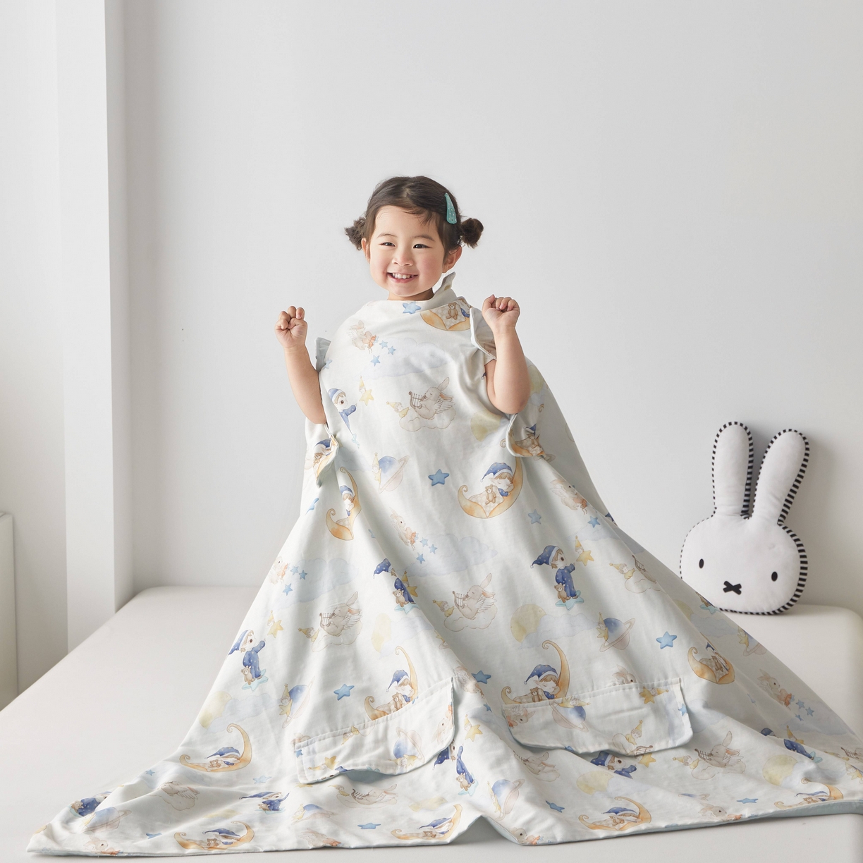 91家纺网 家纺一手货源 找家纺 荷马之梦 2026新款全棉纯棉纱布印花小版盖毯山茶蚕丝儿童拥抱防踢夏被-拥抱森林 星空游记