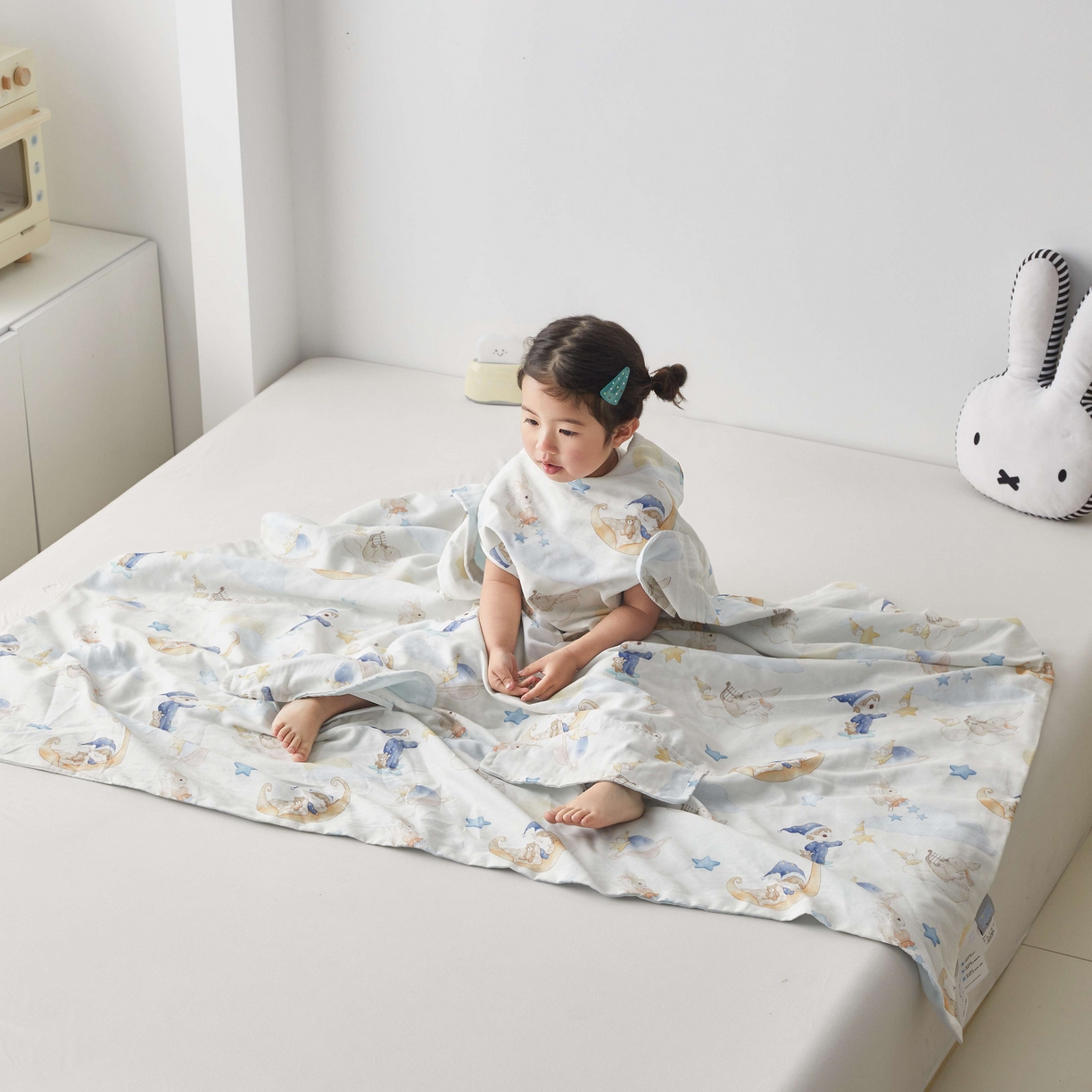 91家纺网 家纺一手货源 找家纺 荷马之梦 2026新款全棉纯棉纱布印花小版盖毯山茶蚕丝儿童拥抱防踢夏被-拥抱森林 星空游记