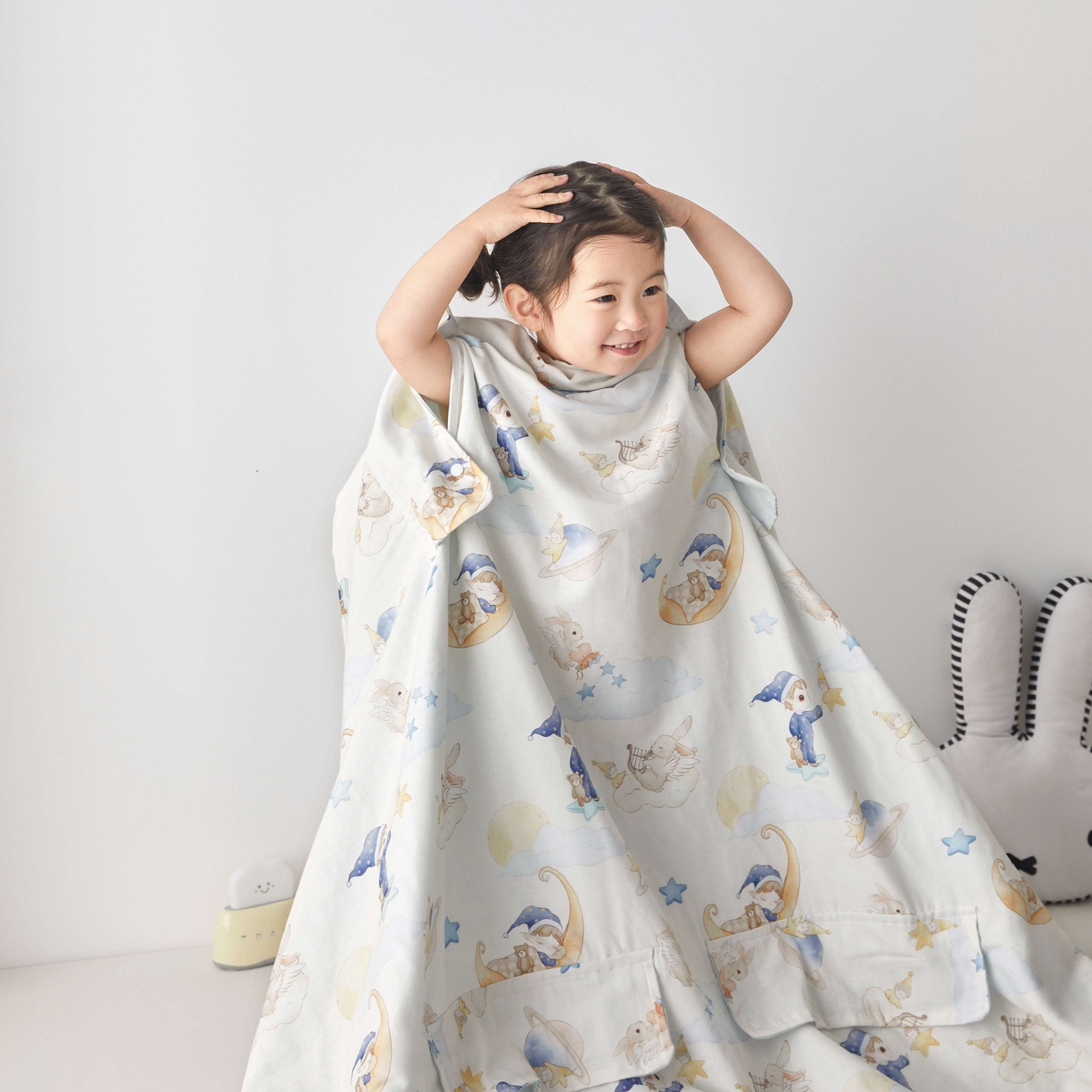 91家纺网 家纺一手货源 找家纺 荷马之梦 2026新款全棉纯棉纱布印花小版盖毯山茶蚕丝儿童拥抱防踢夏被-拥抱森林 星空游记