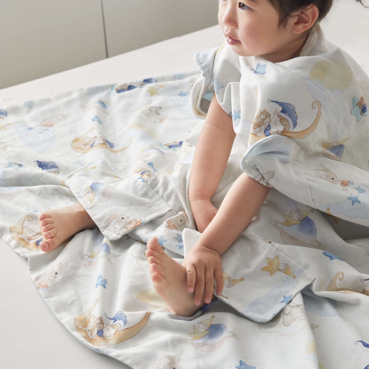 91家纺网 家纺一手货源 找家纺 荷马之梦 2026新款全棉纯棉纱布印花小版盖毯山茶蚕丝儿童拥抱防踢夏被-拥抱森林 星空游记