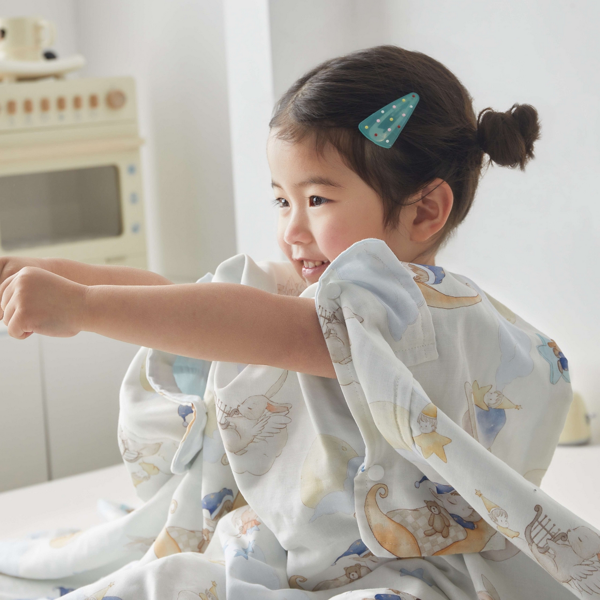 91家纺网 家纺一手货源 找家纺 荷马之梦 2026新款全棉纯棉纱布印花小版盖毯山茶蚕丝儿童拥抱防踢夏被-拥抱森林 星空游记