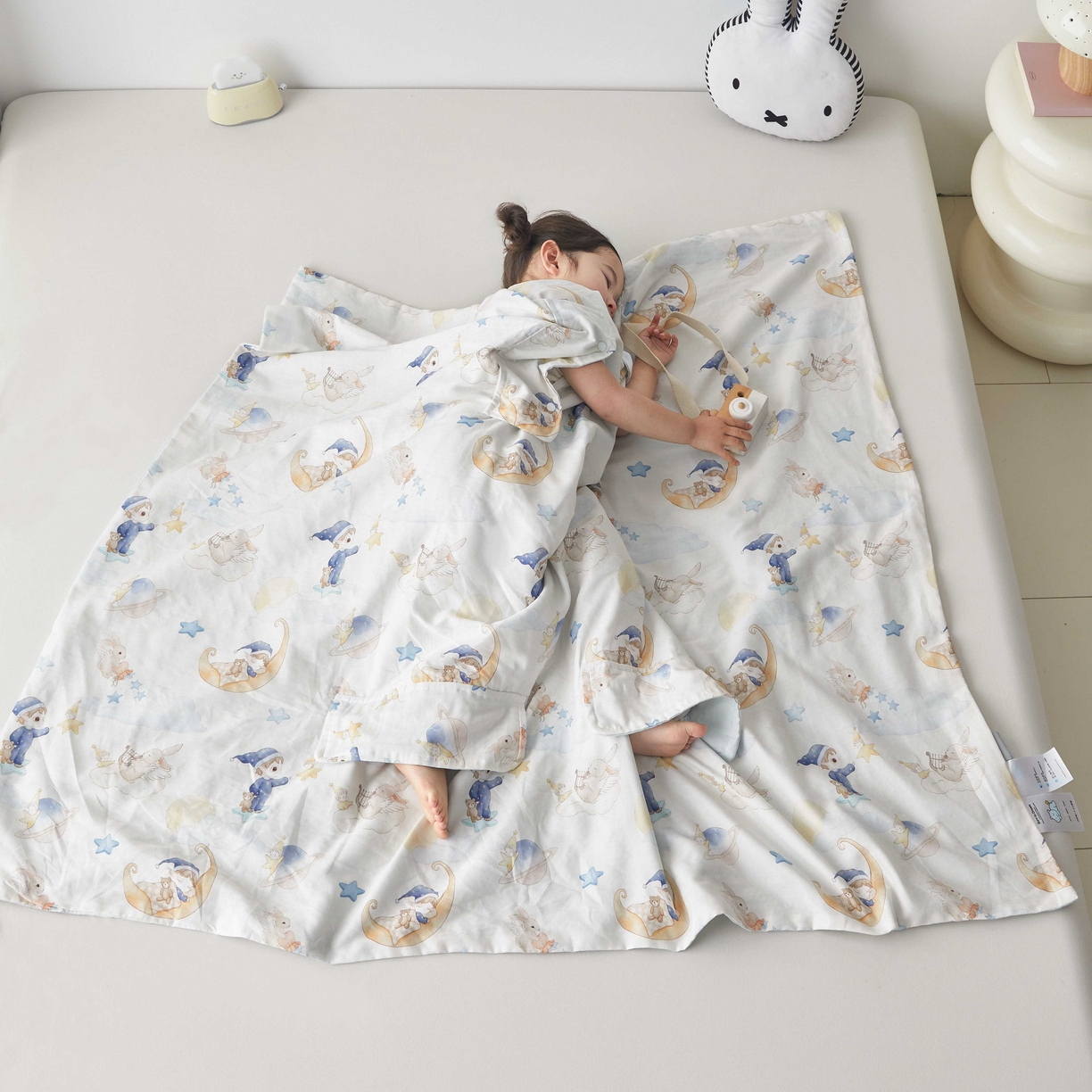 91家纺网 家纺一手货源 找家纺 荷马之梦 2026新款全棉纯棉纱布印花小版盖毯山茶蚕丝儿童拥抱防踢夏被-拥抱森林 星空游记
