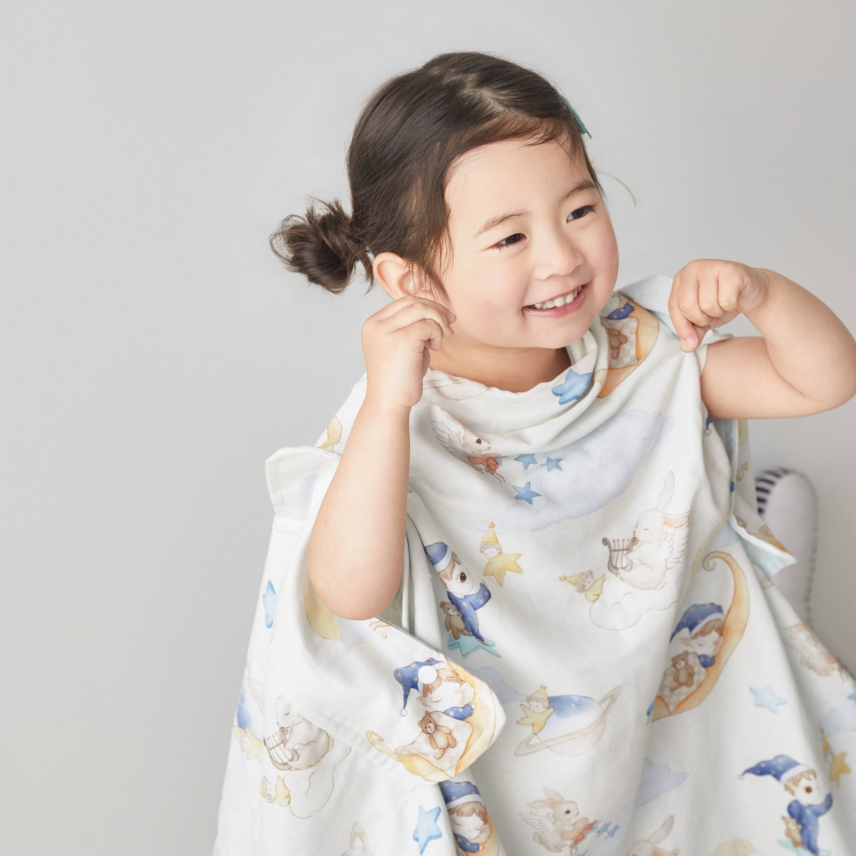 91家纺网 家纺一手货源 找家纺 荷马之梦 2026新款全棉纯棉纱布印花小版盖毯山茶蚕丝儿童拥抱防踢夏被-拥抱森林 星空游记