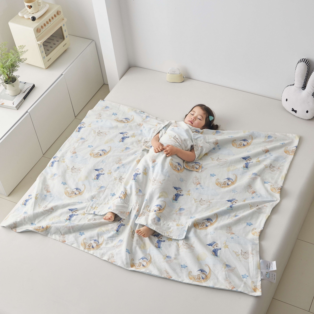 91家纺网 家纺一手货源 找家纺 荷马之梦 2026新款全棉纯棉纱布印花小版盖毯山茶蚕丝儿童拥抱防踢夏被-拥抱森林 星空游记