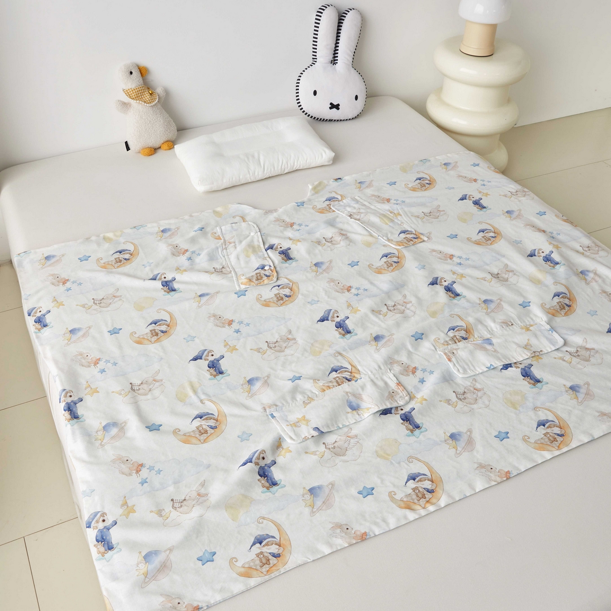 91家纺网 家纺一手货源 找家纺 荷马之梦 2026新款全棉纯棉纱布印花小版盖毯山茶蚕丝儿童拥抱防踢夏被-拥抱森林 星空游记