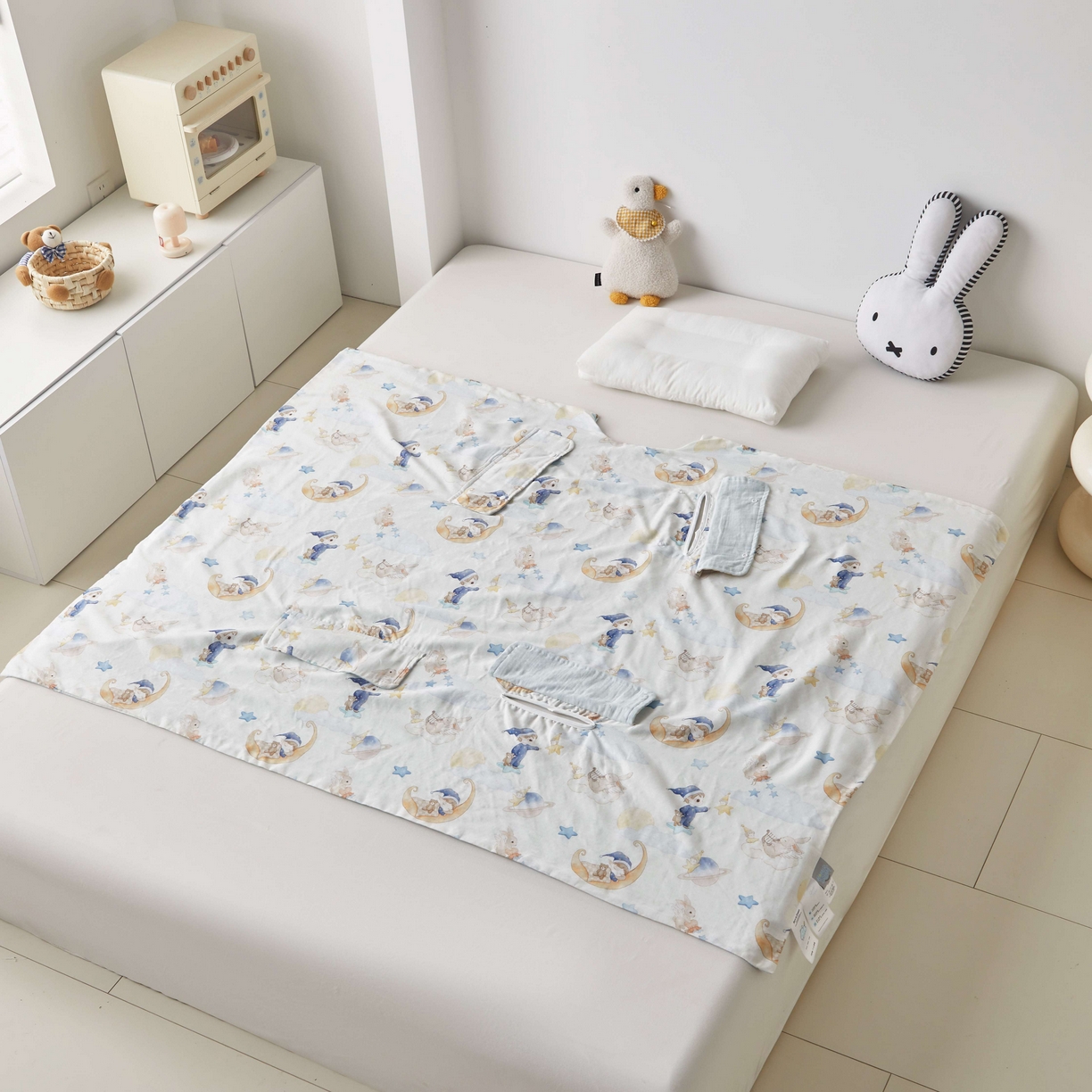 91家纺网 家纺一手货源 找家纺 荷马之梦 2026新款全棉纯棉纱布印花小版盖毯山茶蚕丝儿童拥抱防踢夏被-拥抱森林 星空游记