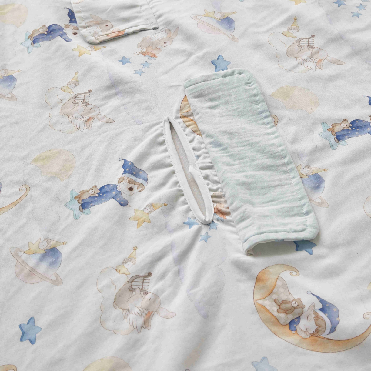 91家纺网 家纺一手货源 找家纺 荷马之梦 2026新款全棉纯棉纱布印花小版盖毯山茶蚕丝儿童拥抱防踢夏被-拥抱森林 星空游记