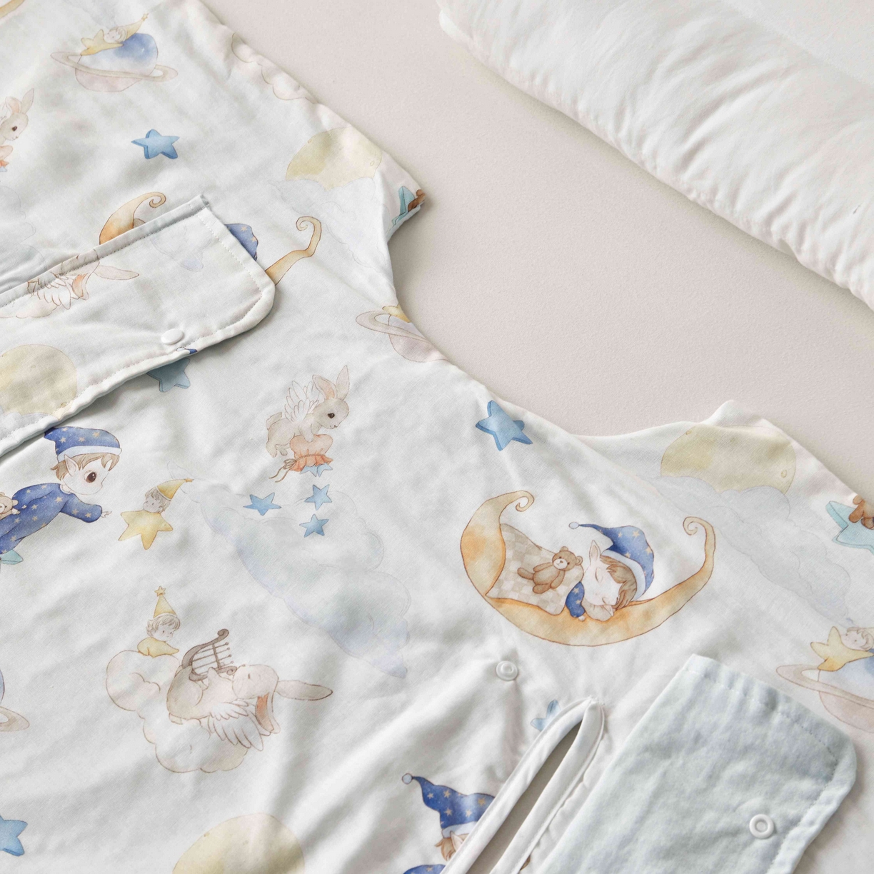 91家纺网 家纺一手货源 找家纺 荷马之梦 2026新款全棉纯棉纱布印花小版盖毯山茶蚕丝儿童拥抱防踢夏被-拥抱森林 星空游记