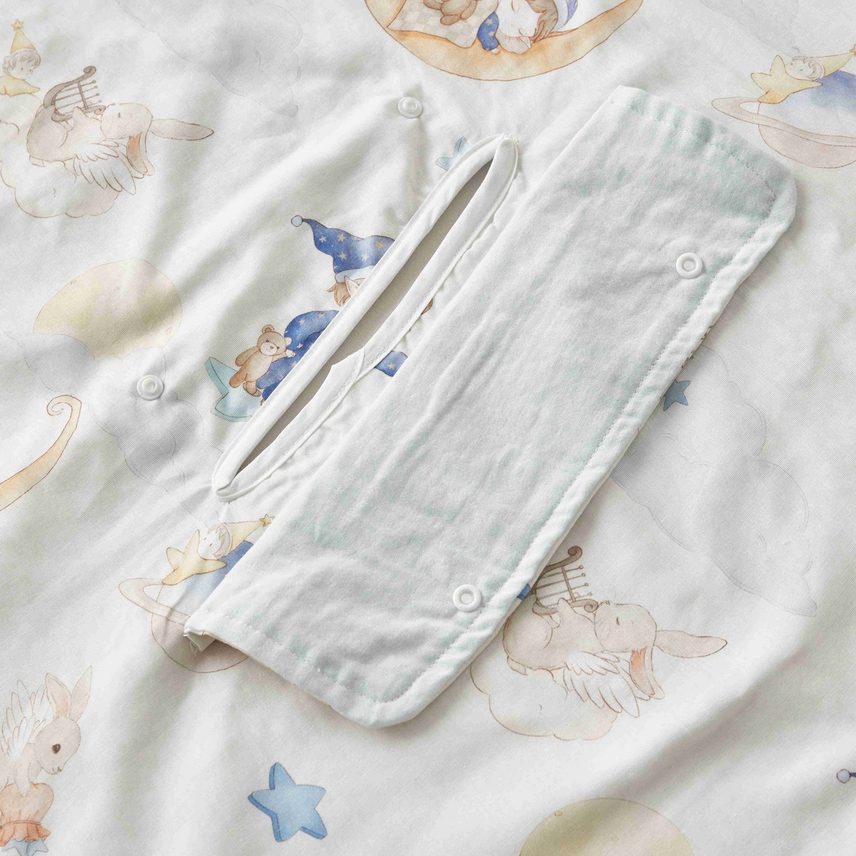 91家纺网 家纺一手货源 找家纺 荷马之梦 2026新款全棉纯棉纱布印花小版盖毯山茶蚕丝儿童拥抱防踢夏被-拥抱森林 星空游记