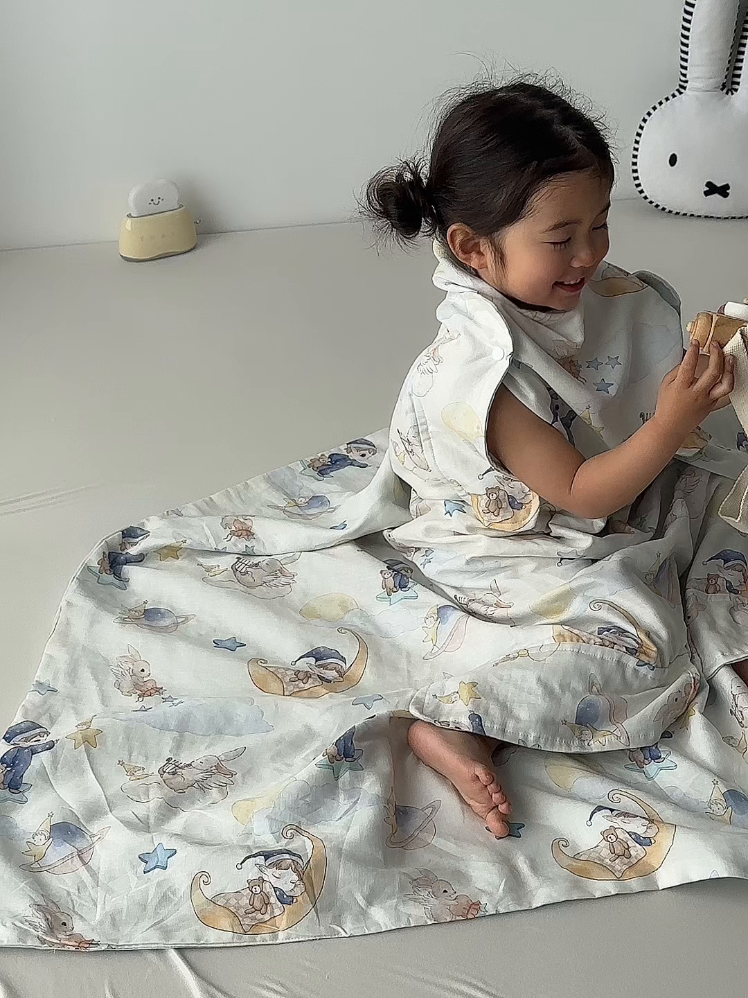 91家纺网 家纺一手货源 找家纺 荷马之梦 2026新款全棉纯棉纱布印花小版盖毯山茶蚕丝儿童拥抱防踢夏被-拥抱森林 星空游记
