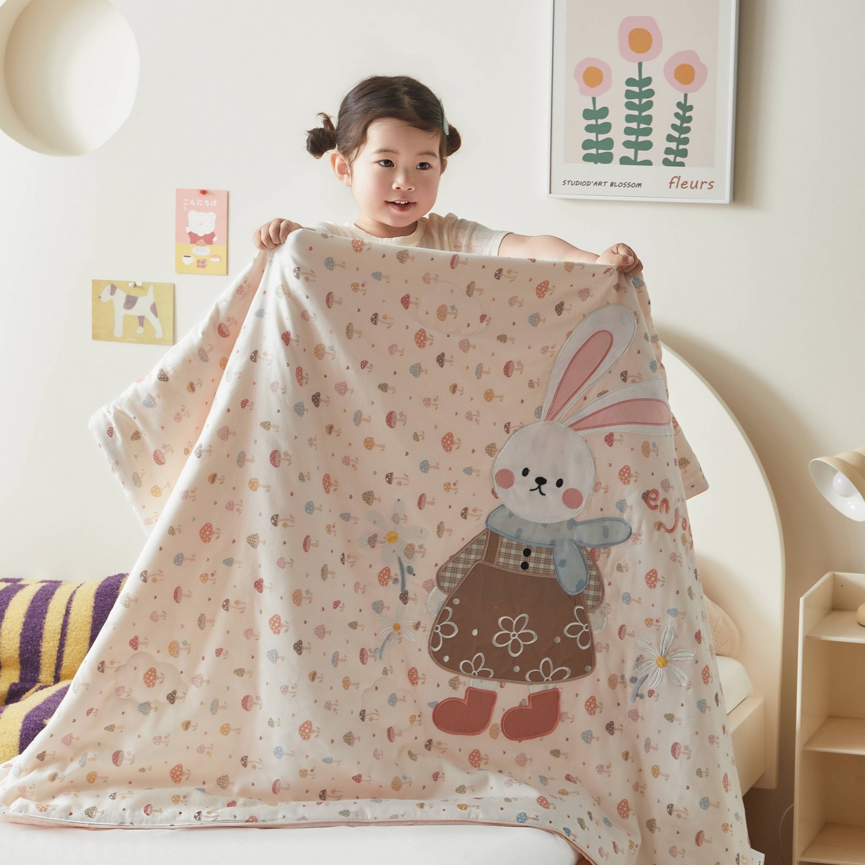 91家纺网 家纺一手货源 找家纺 荷马之梦 2026新款全棉纯棉双层纱印花贴布绣卡通山茶蚕丝儿童夏被-轻芯系列 花花小兔