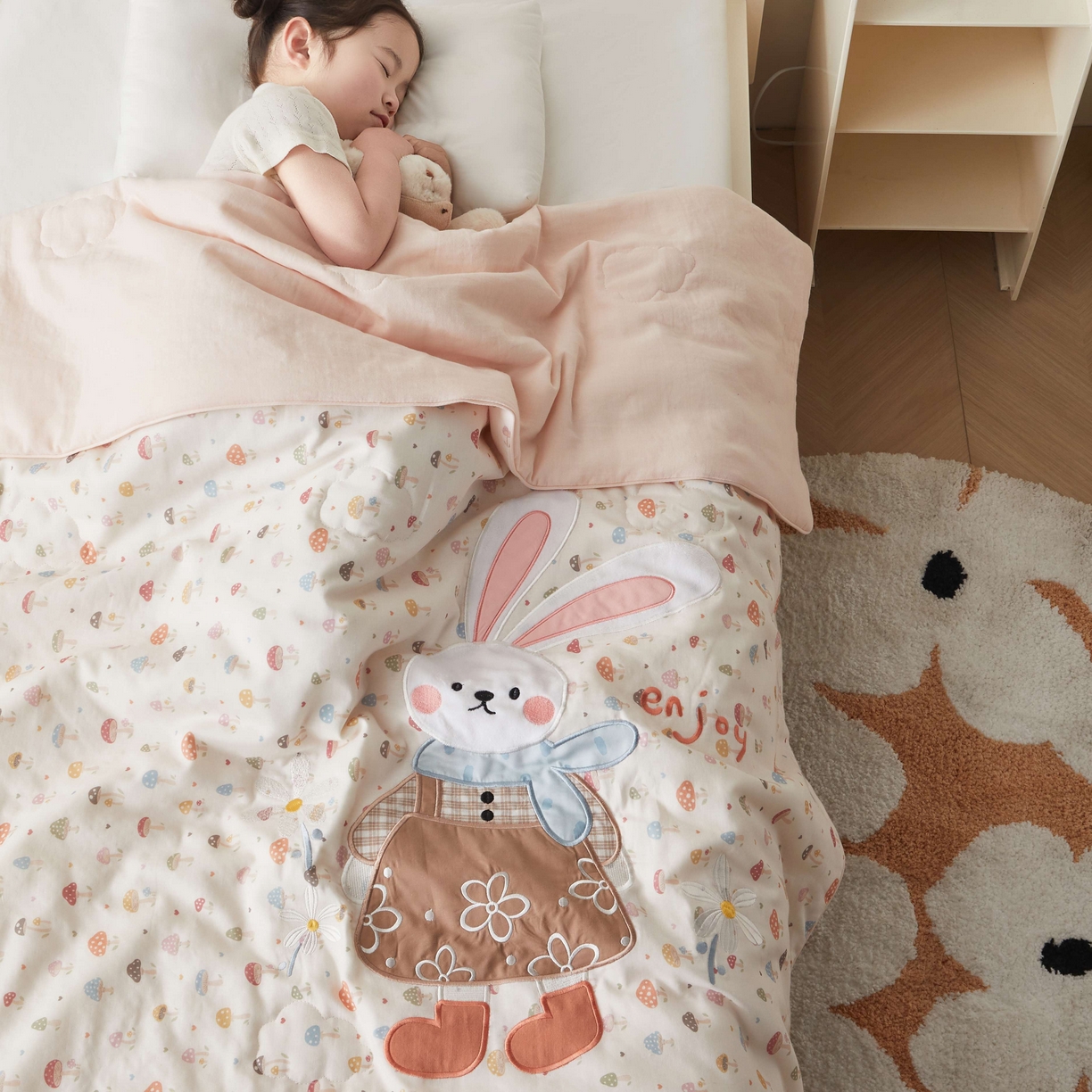 91家纺网 家纺一手货源 找家纺 荷马之梦 2026新款全棉纯棉双层纱印花贴布绣卡通山茶蚕丝儿童夏被-轻芯系列 花花小兔