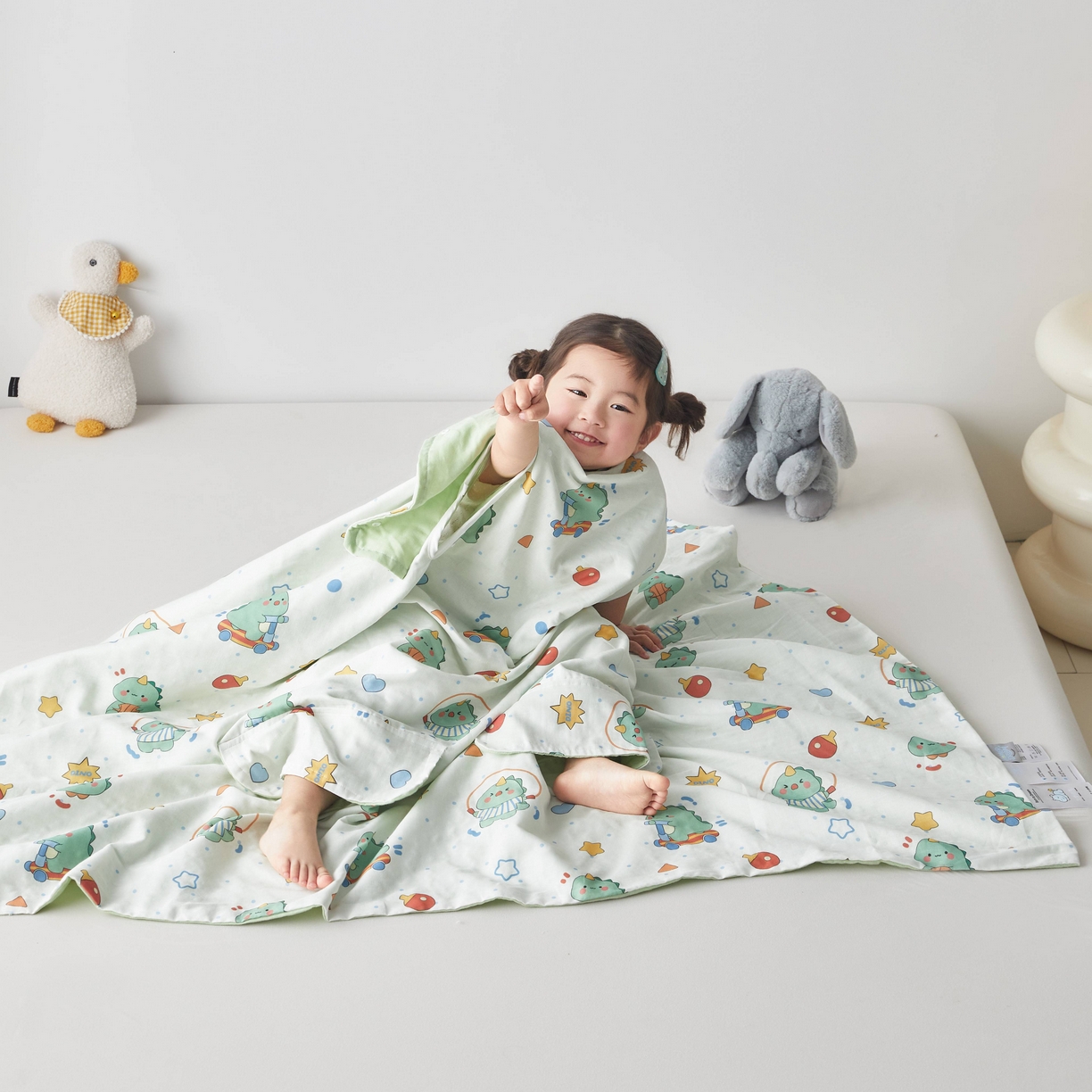 91家纺网 家纺一手货源 找家纺 荷马之梦 2026新款全棉纯棉纱布印花小版盖毯山茶蚕丝儿童拥抱防踢夏被-拥抱森林 运动恐龙