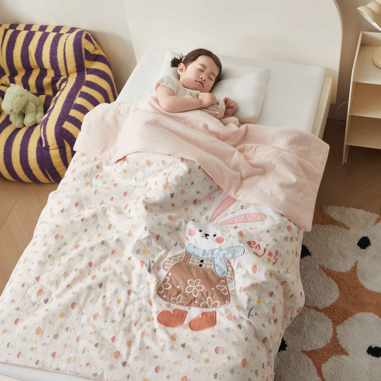 91家纺网 家纺一手货源 找家纺 荷马之梦 2026新款全棉纯棉双层纱印花贴布绣卡通山茶蚕丝儿童夏被-轻芯系列 花花小兔