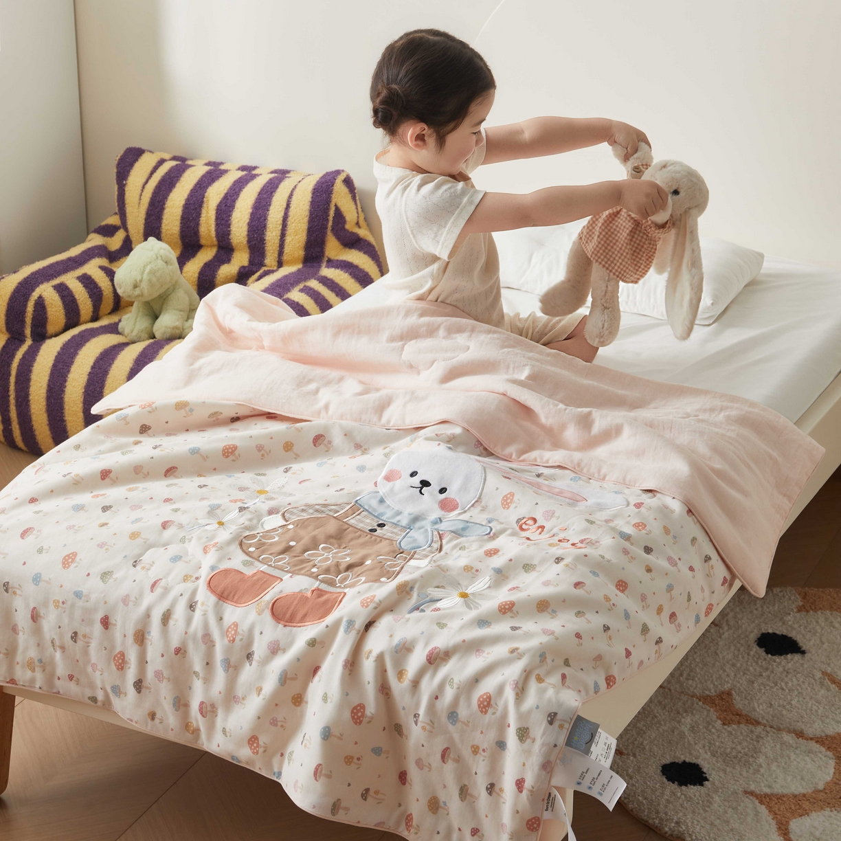 91家纺网 家纺一手货源 找家纺 荷马之梦 2026新款全棉纯棉双层纱印花贴布绣卡通山茶蚕丝儿童夏被-轻芯系列 花花小兔
