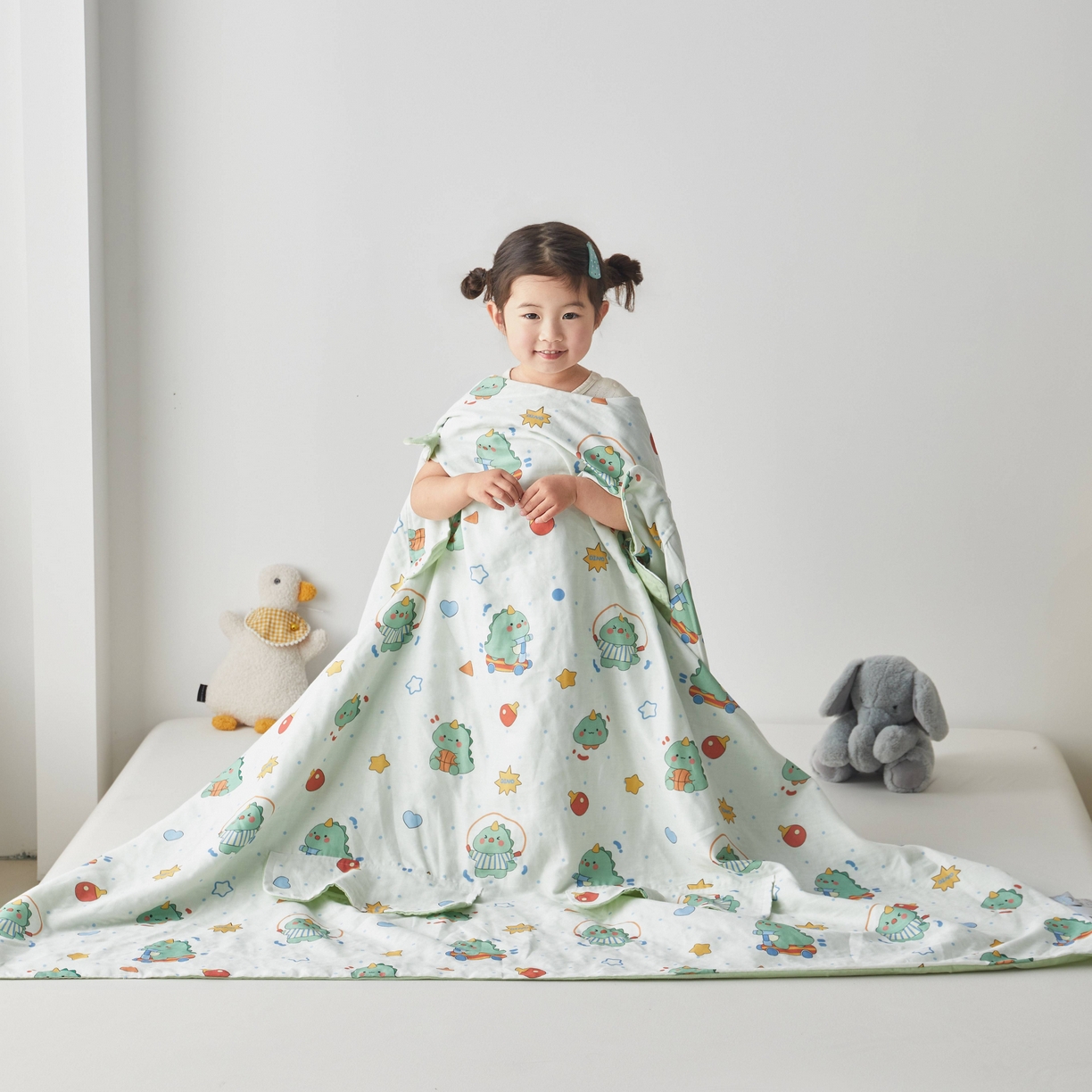 91家纺网 家纺一手货源 找家纺 荷马之梦 2026新款全棉纯棉纱布印花小版盖毯山茶蚕丝儿童拥抱防踢夏被-拥抱森林 运动恐龙