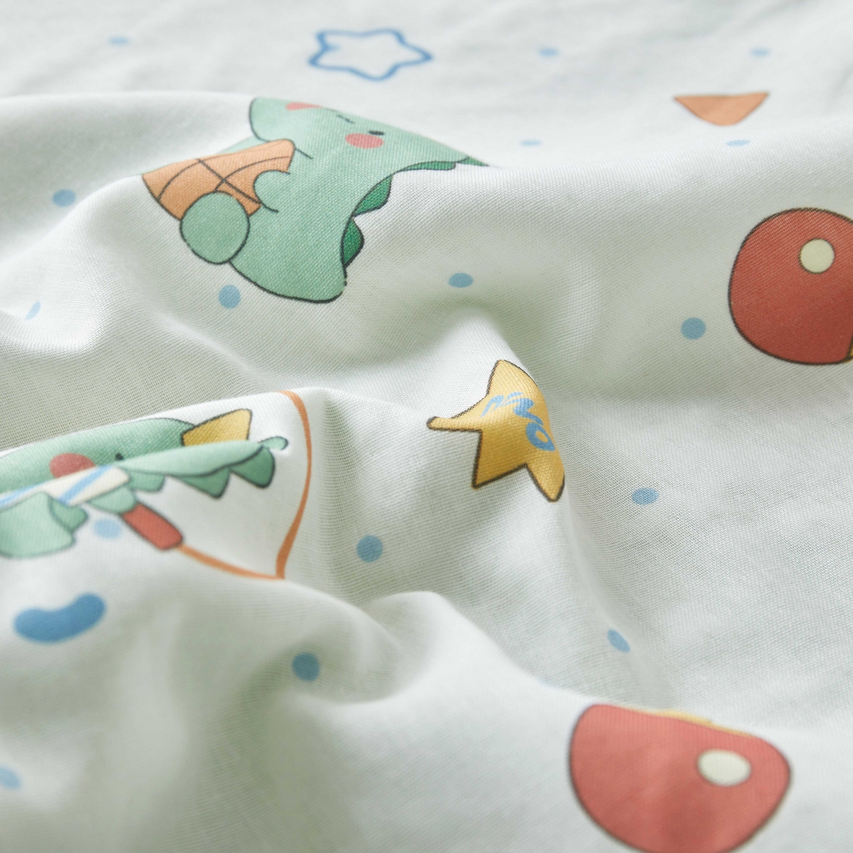 91家纺网 家纺一手货源 找家纺 荷马之梦 2026新款全棉纯棉纱布印花小版盖毯山茶蚕丝儿童拥抱防踢夏被-拥抱森林 运动恐龙