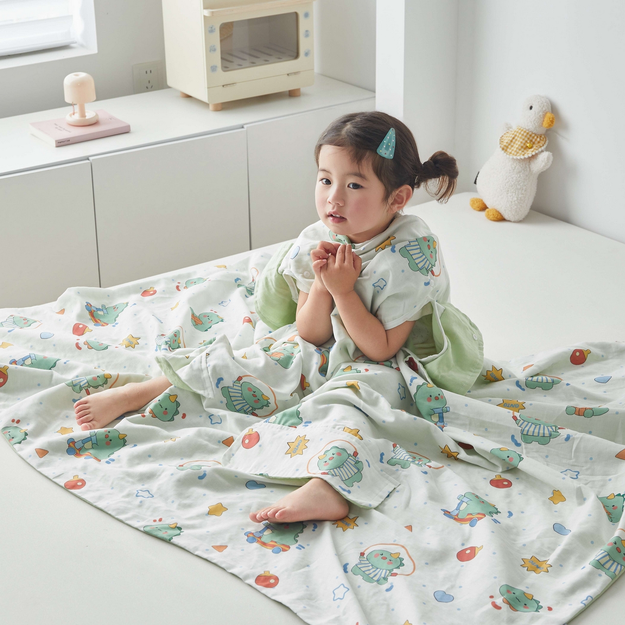 91家纺网 家纺一手货源 找家纺 荷马之梦 2026新款全棉纯棉纱布印花小版盖毯山茶蚕丝儿童拥抱防踢夏被-拥抱森林 运动恐龙