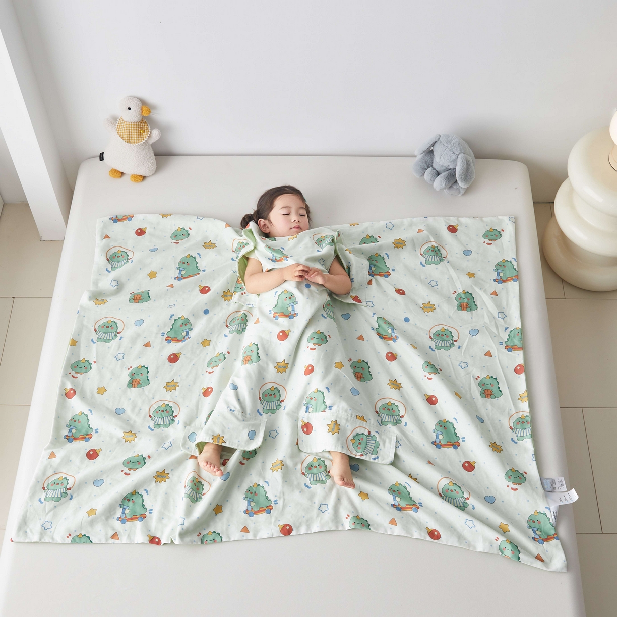 91家纺网 家纺一手货源 找家纺 荷马之梦 2026新款全棉纯棉纱布印花小版盖毯山茶蚕丝儿童拥抱防踢夏被-拥抱森林 运动恐龙