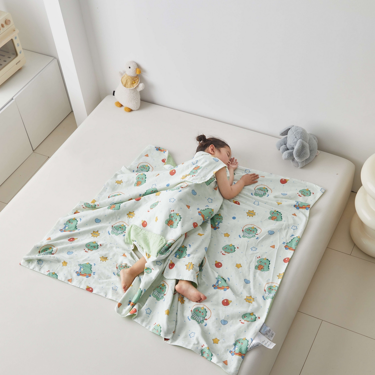 91家纺网 家纺一手货源 找家纺 荷马之梦 2026新款全棉纯棉纱布印花小版盖毯山茶蚕丝儿童拥抱防踢夏被-拥抱森林 运动恐龙