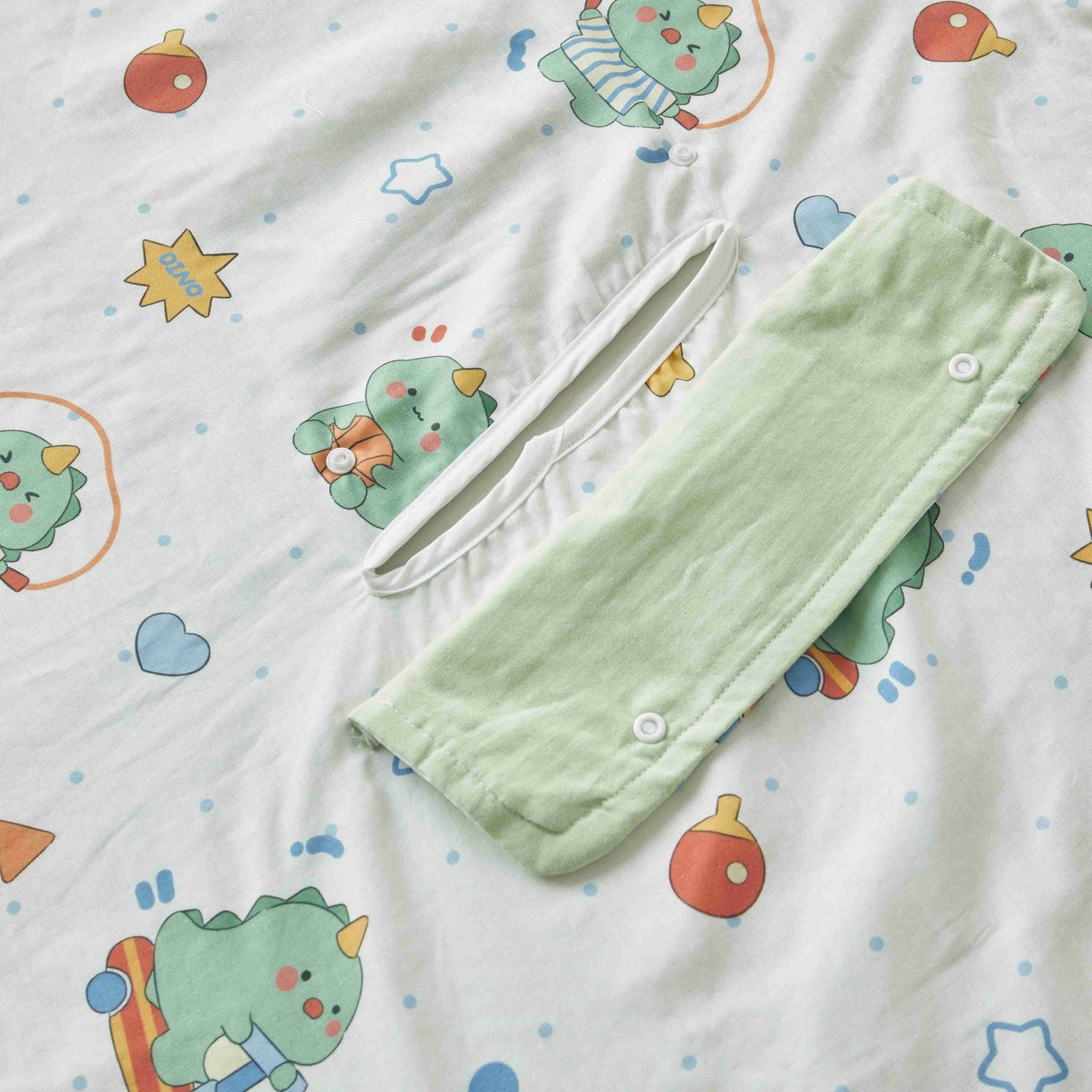 91家纺网 家纺一手货源 找家纺 荷马之梦 2026新款全棉纯棉纱布印花小版盖毯山茶蚕丝儿童拥抱防踢夏被-拥抱森林 运动恐龙