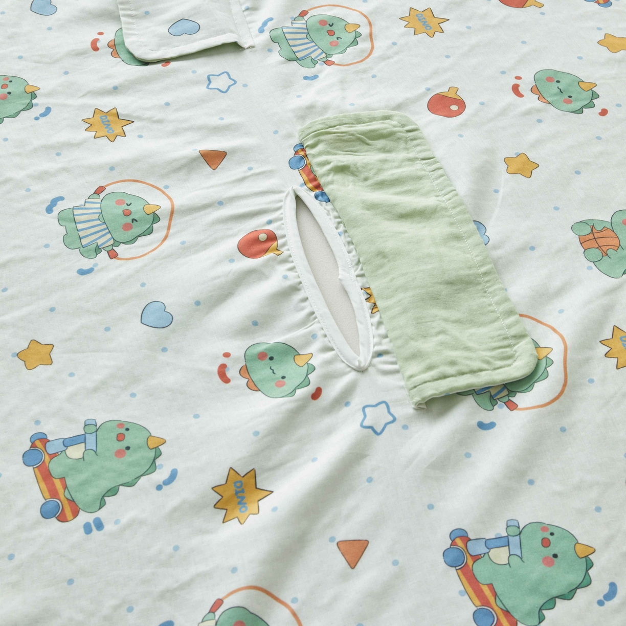 91家纺网 家纺一手货源 找家纺 荷马之梦 2026新款全棉纯棉纱布印花小版盖毯山茶蚕丝儿童拥抱防踢夏被-拥抱森林 运动恐龙