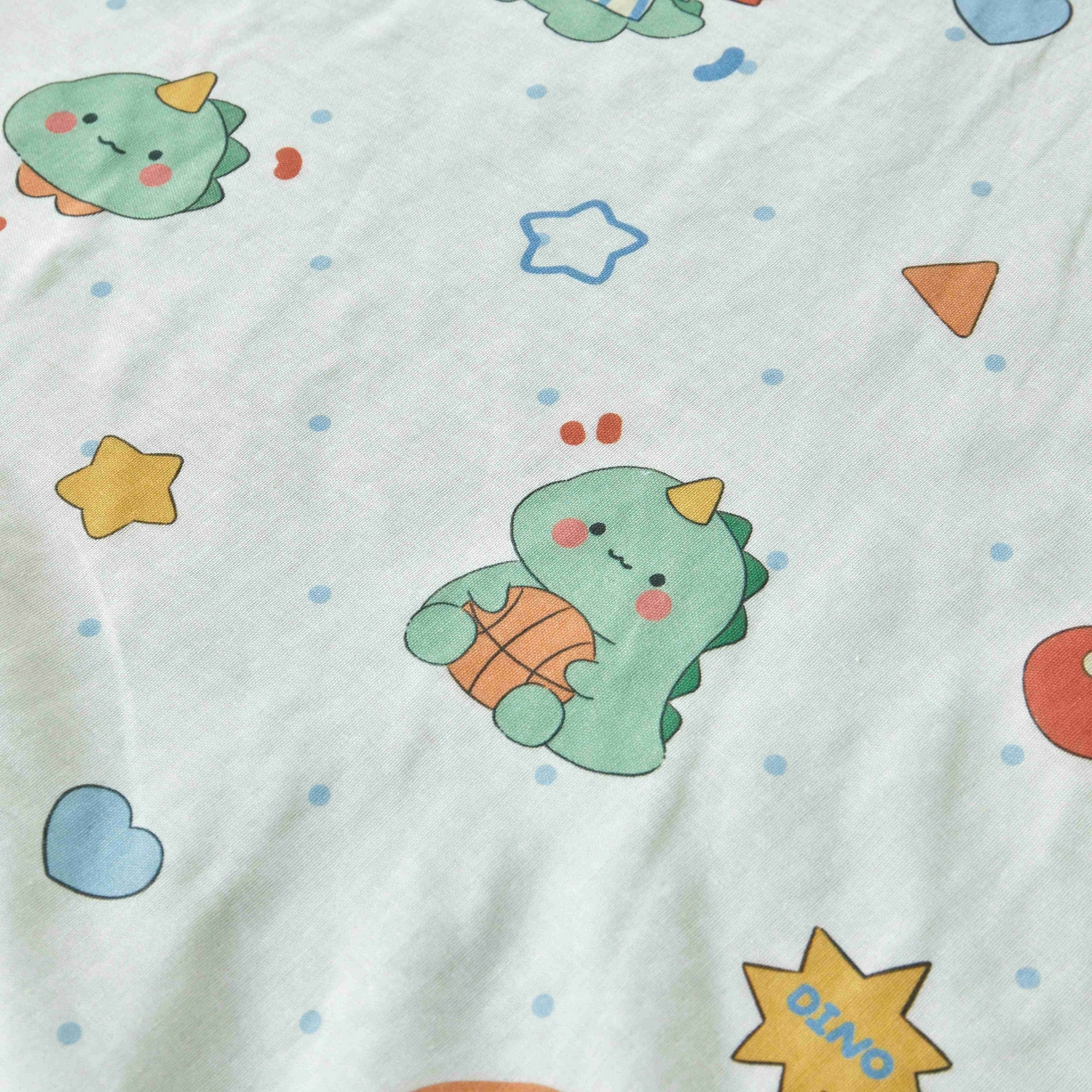 91家纺网 家纺一手货源 找家纺 荷马之梦 2026新款全棉纯棉纱布印花小版盖毯山茶蚕丝儿童拥抱防踢夏被-拥抱森林 运动恐龙