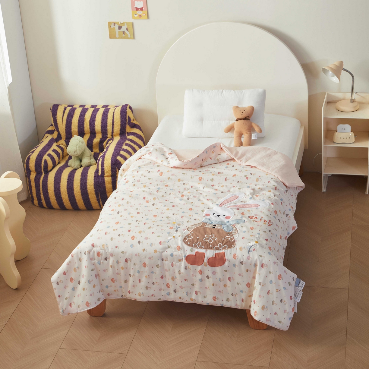 91家纺网 家纺一手货源 找家纺 荷马之梦 2026新款全棉纯棉双层纱印花贴布绣卡通山茶蚕丝儿童夏被-轻芯系列 花花小兔