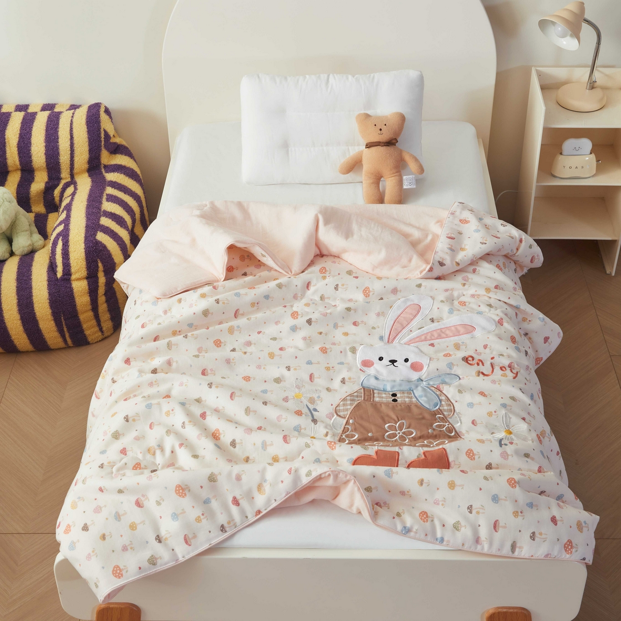 91家纺网 家纺一手货源 找家纺 荷马之梦 2026新款全棉纯棉双层纱印花贴布绣卡通山茶蚕丝儿童夏被-轻芯系列 花花小兔