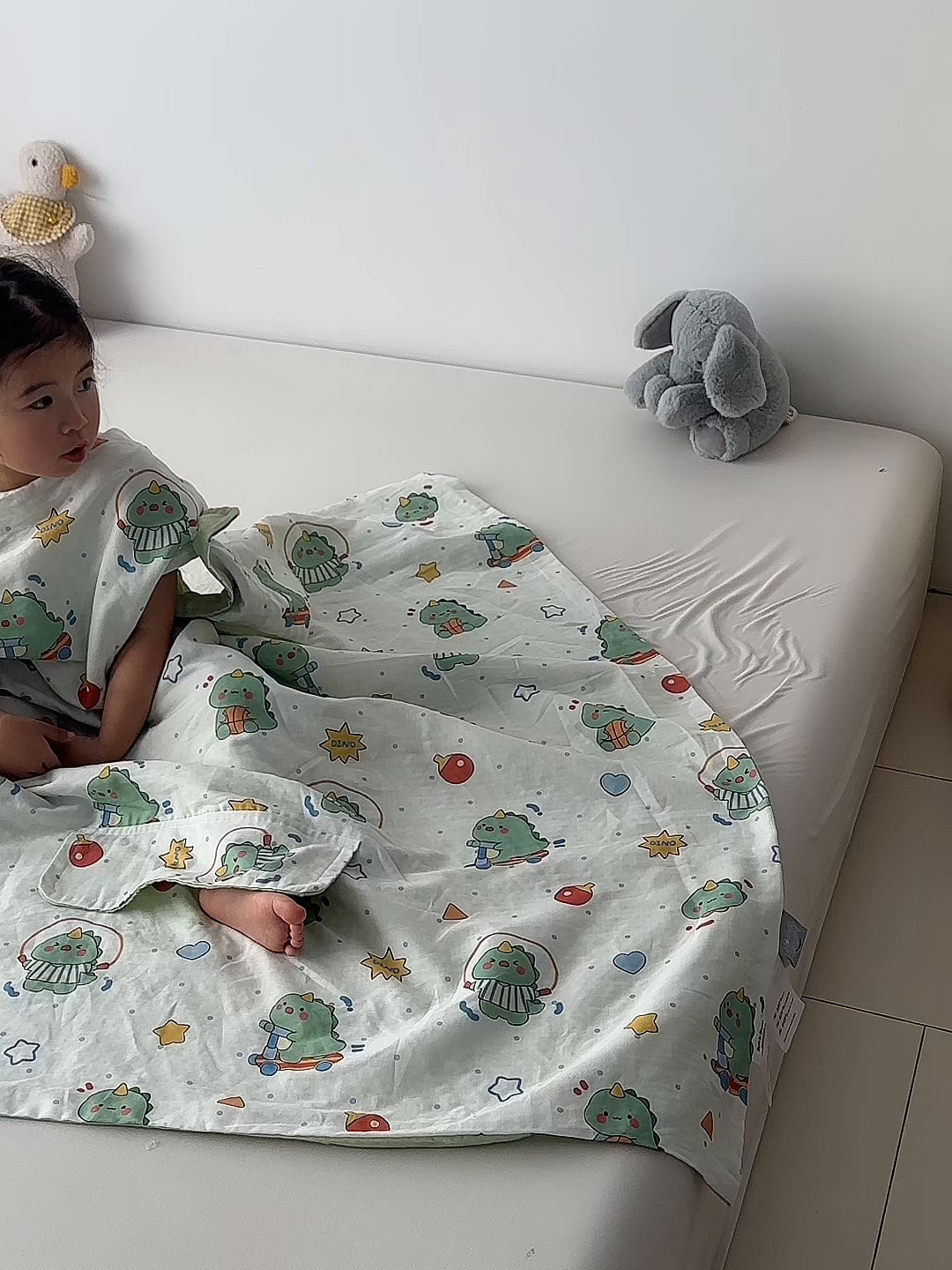 91家纺网 家纺一手货源 找家纺 荷马之梦 2026新款全棉纯棉纱布印花小版盖毯山茶蚕丝儿童拥抱防踢夏被-拥抱森林 运动恐龙