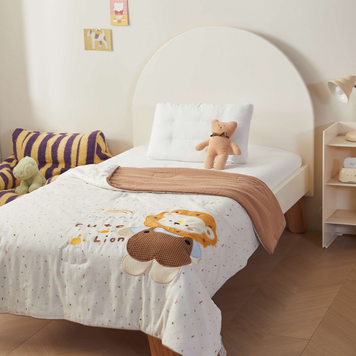 91家纺网 家纺一手货源 找家纺 荷马之梦 2026新款全棉纯棉双层纱印花贴布绣卡通山茶蚕丝儿童夏被-轻芯系列 阳光小狮