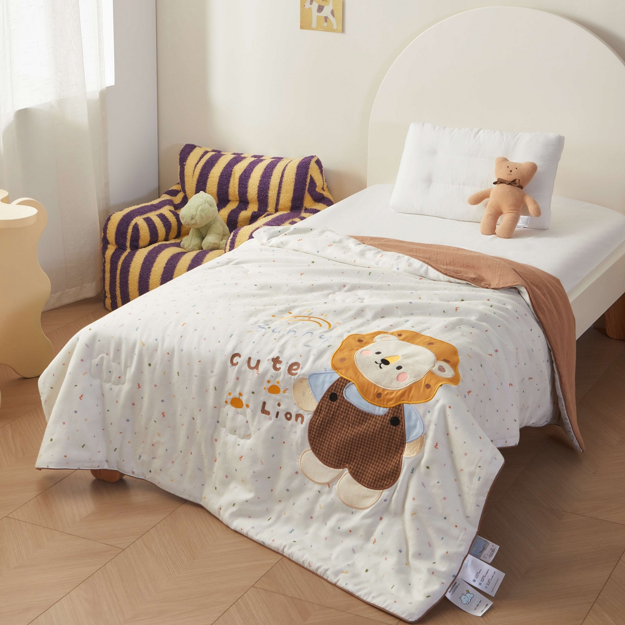 91家纺网 家纺一手货源 找家纺 荷马之梦 2026新款全棉纯棉双层纱印花贴布绣卡通山茶蚕丝儿童夏被-轻芯系列 阳光小狮