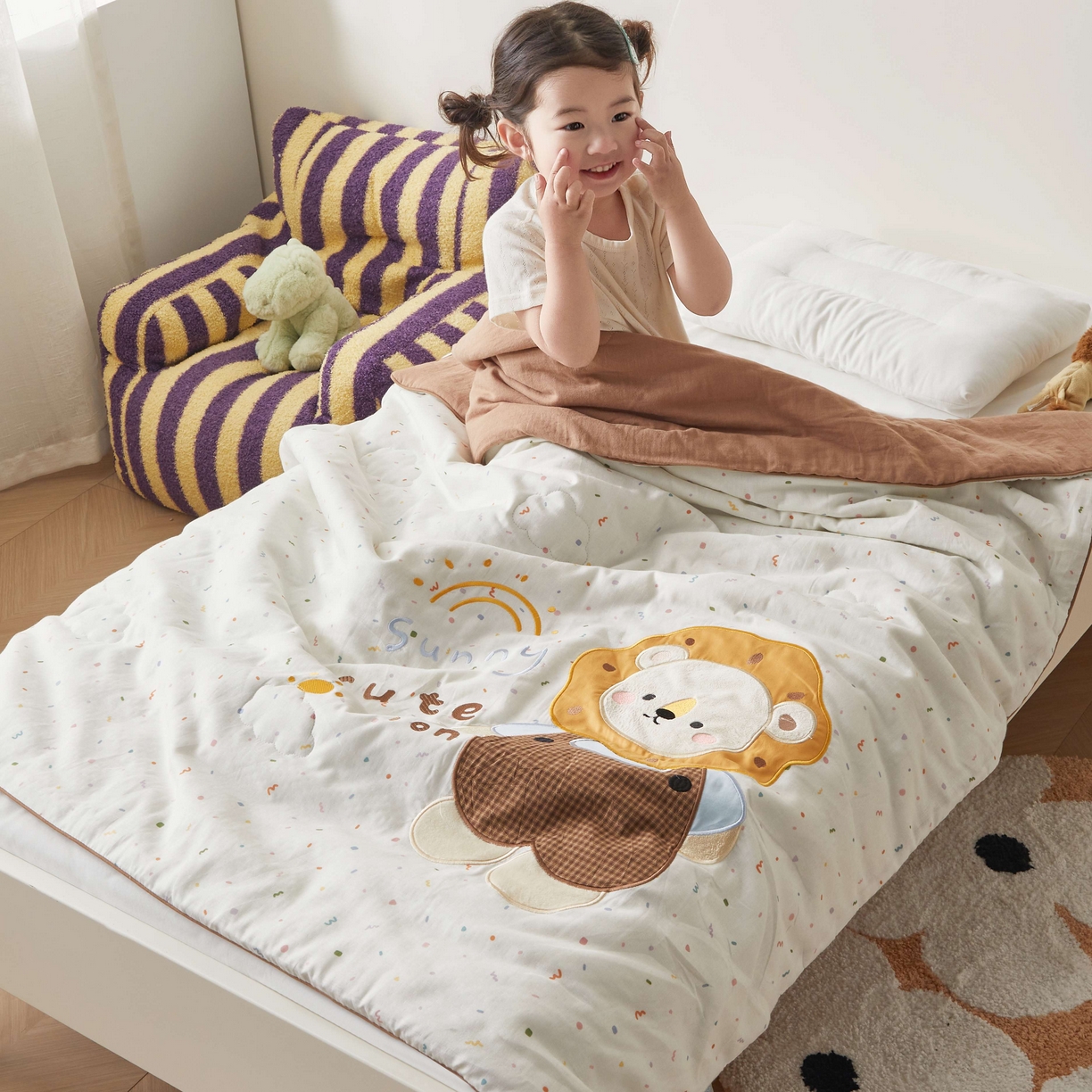 91家纺网 家纺一手货源 找家纺 荷马之梦 2026新款全棉纯棉双层纱印花贴布绣卡通山茶蚕丝儿童夏被-轻芯系列 阳光小狮