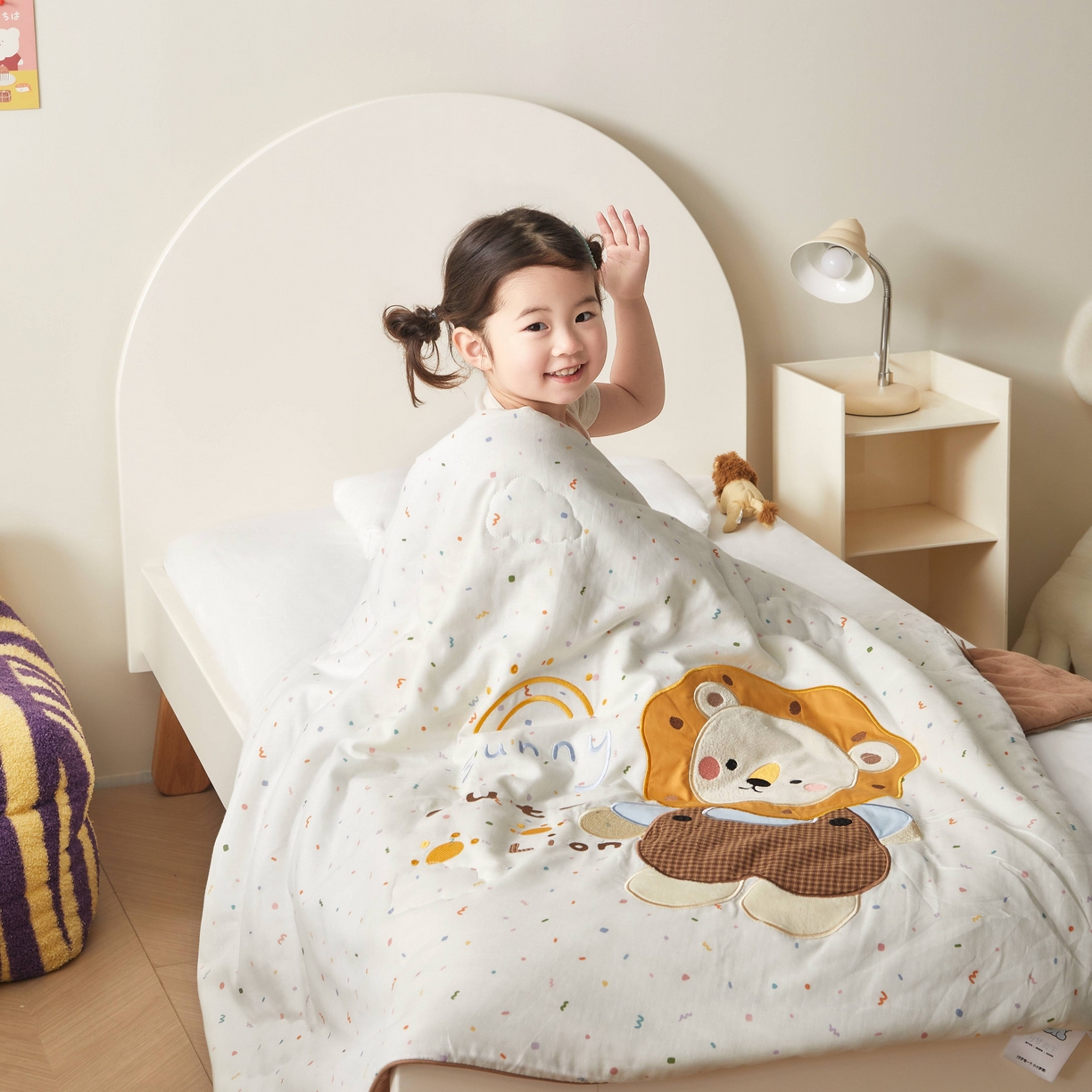 91家纺网 家纺一手货源 找家纺 荷马之梦 2026新款全棉纯棉双层纱印花贴布绣卡通山茶蚕丝儿童夏被-轻芯系列 阳光小狮