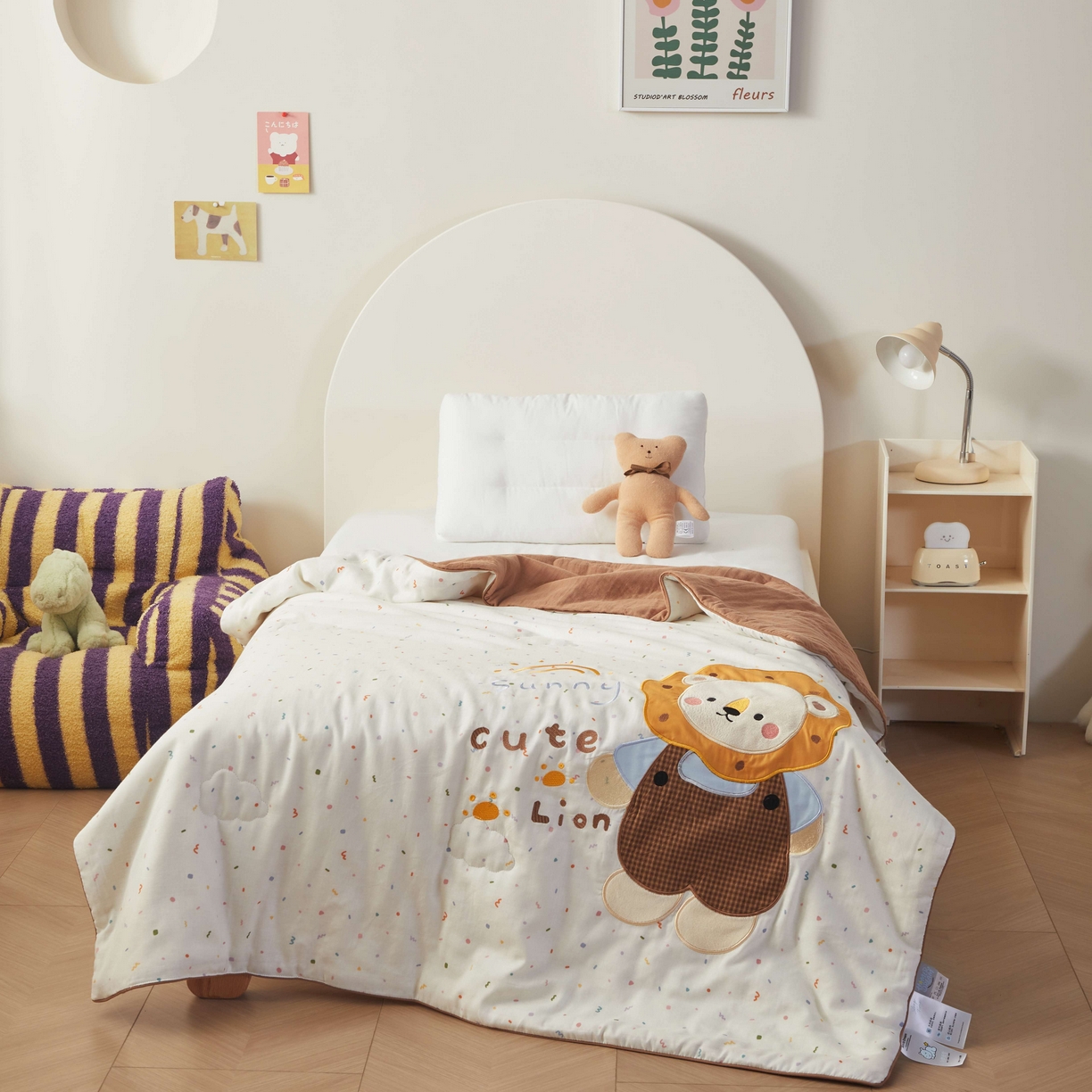 91家纺网 家纺一手货源 找家纺 荷马之梦 2026新款全棉纯棉双层纱印花贴布绣卡通山茶蚕丝儿童夏被-轻芯系列 阳光小狮