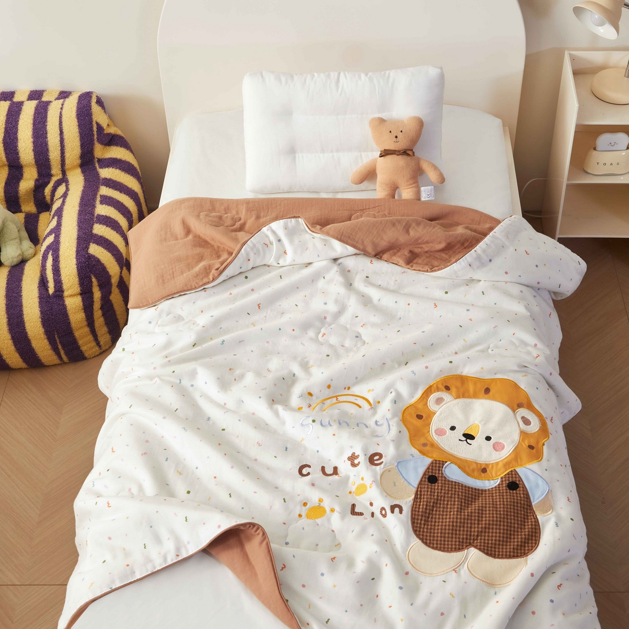 91家纺网 家纺一手货源 找家纺 荷马之梦 2026新款全棉纯棉双层纱印花贴布绣卡通山茶蚕丝儿童夏被-轻芯系列 阳光小狮